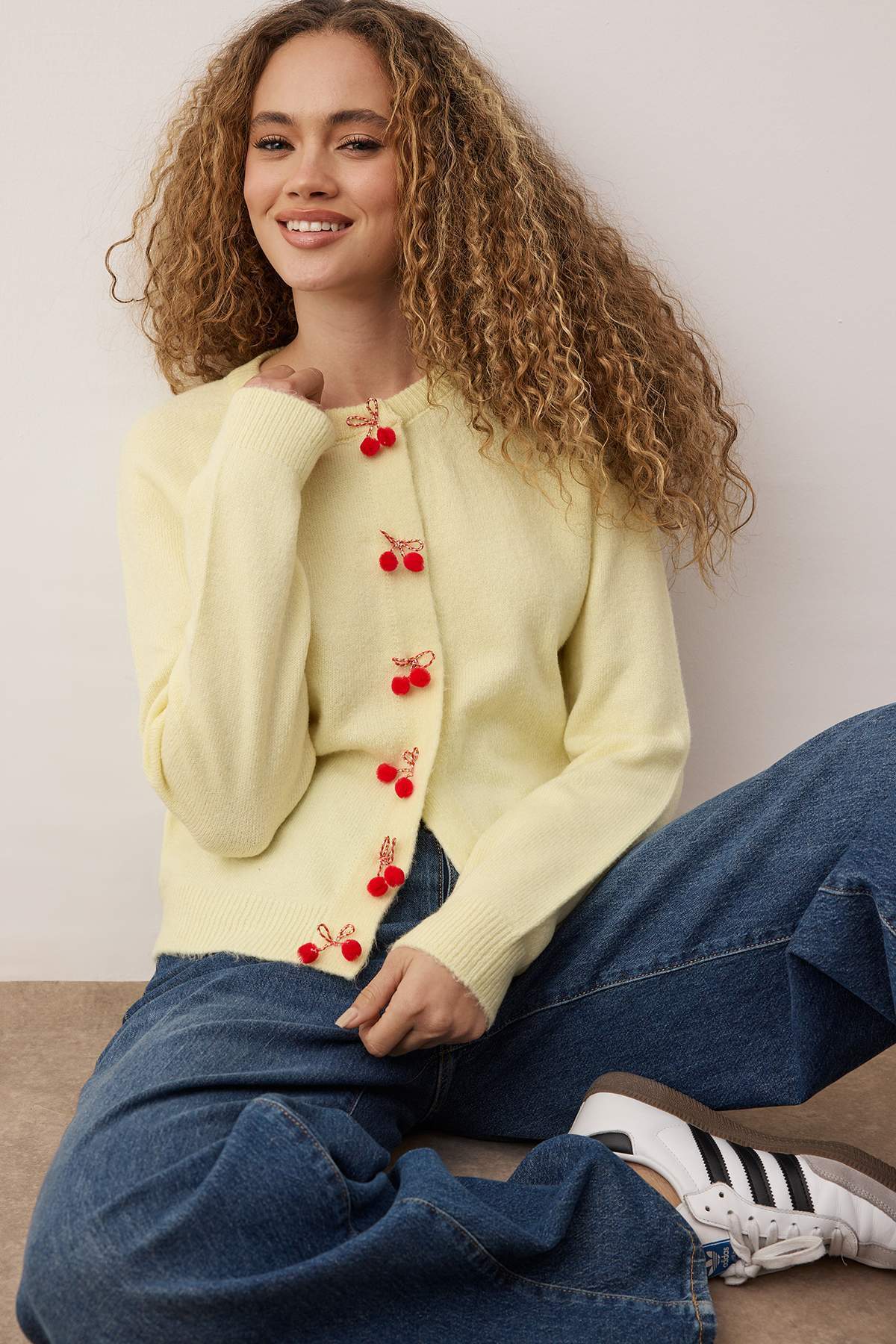 Trendyolmilla  Sarı Bisiklet Yaka Kiraz Aksesuar Detaylı Triko Hırka TWOAW26HI00141 - Görsel 2