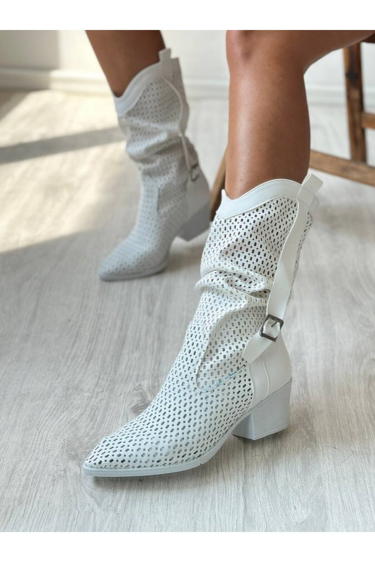 Favi Ayakkabı  Beyaz Deri Körüklü Kemer Detaylı Delikli Yazlık Çizme - Görsel 5