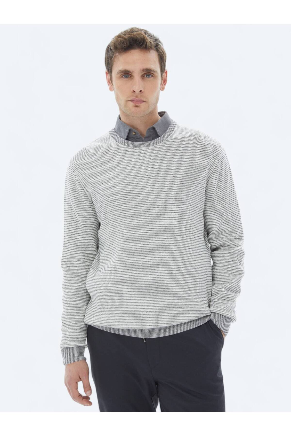 ژاکت بافتنی طرح‌دار نخی سفید مایل به کرم، یقه گرد. Kip