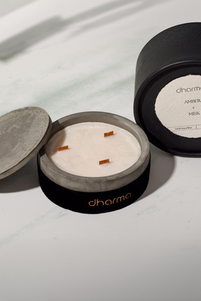 Dharma Amber Misk Kokulu Siyah Kadife Beton Kapaklı Aromaterapi Mumu