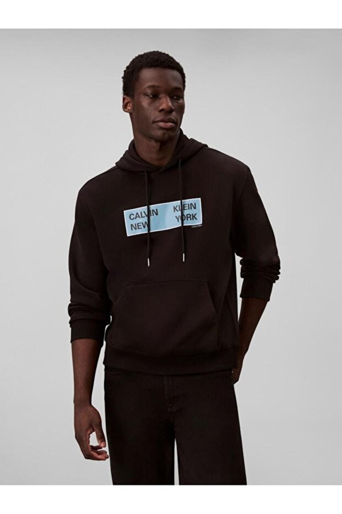 کلوین کلاین سویشرت مردانه کلوین کلاین طرح رنگی، آستین بلند، یقه کلاه‌دار، سایز معمولی، مشکی، LV04RD259G-UB1