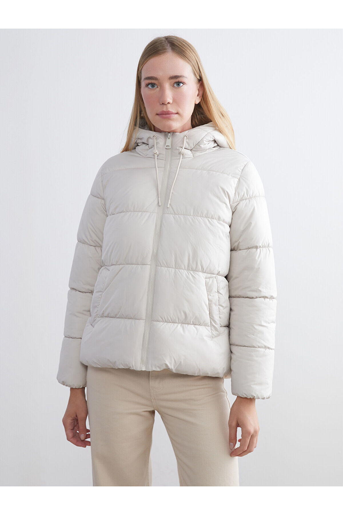 LC Waikiki Shining Store'dan Işıltılı Seçimler Kapüşonlu Kadın Şişme Mont görsel 3
