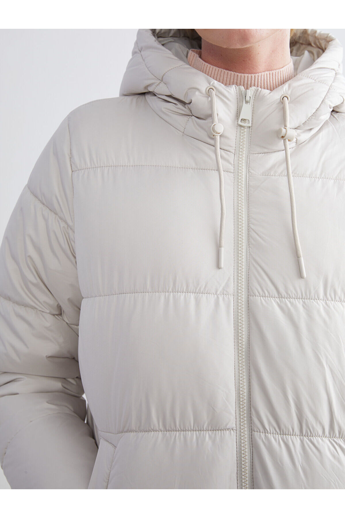 LC Waikiki Shining Store'dan Işıltılı Seçimler Kapüşonlu Kadın Şişme Mont görsel 6
