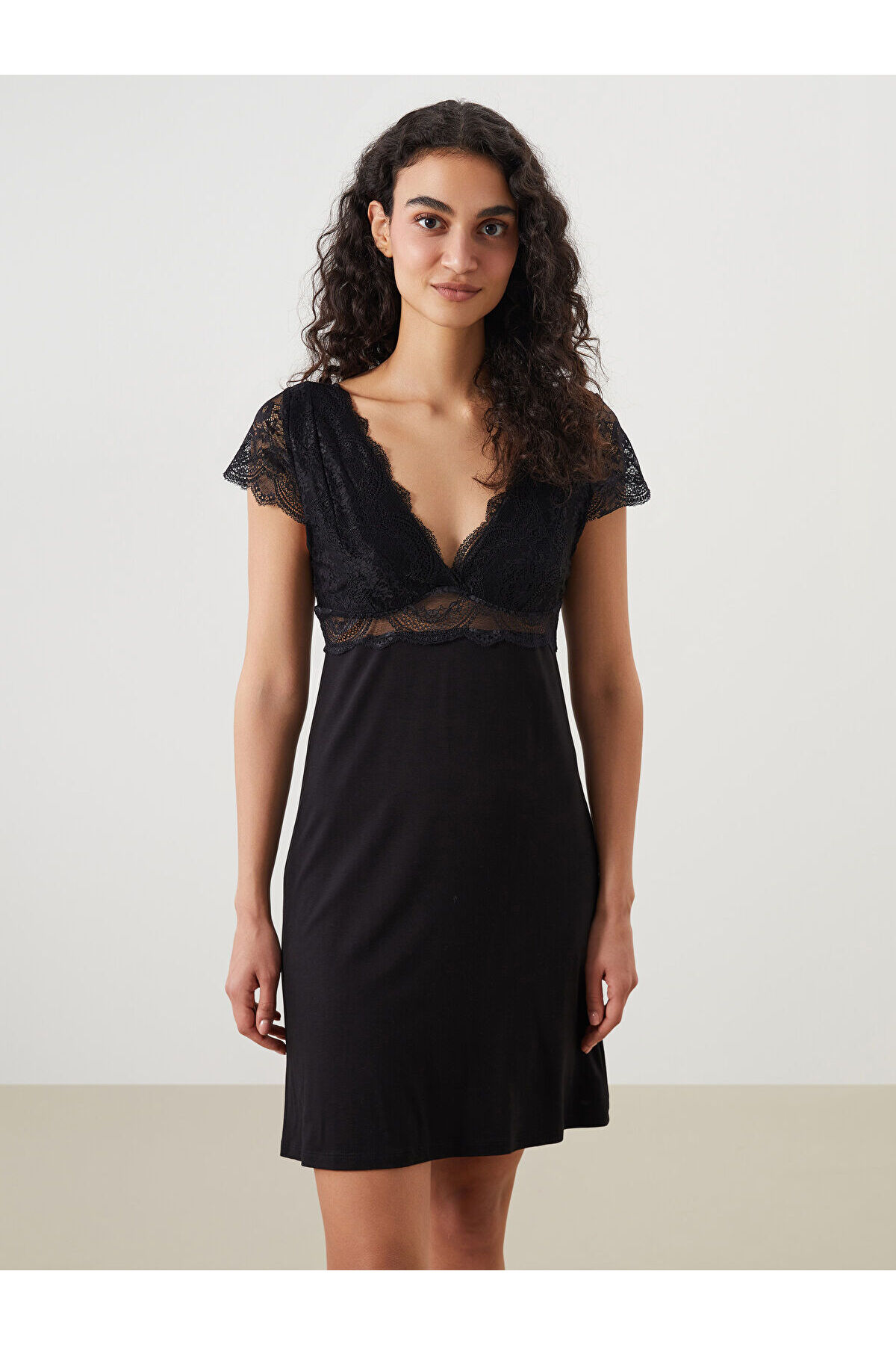 LC Waikiki LCW DREAM V Yaka Dantel Detaylı Kadın Fantezi Gecelik (W5)