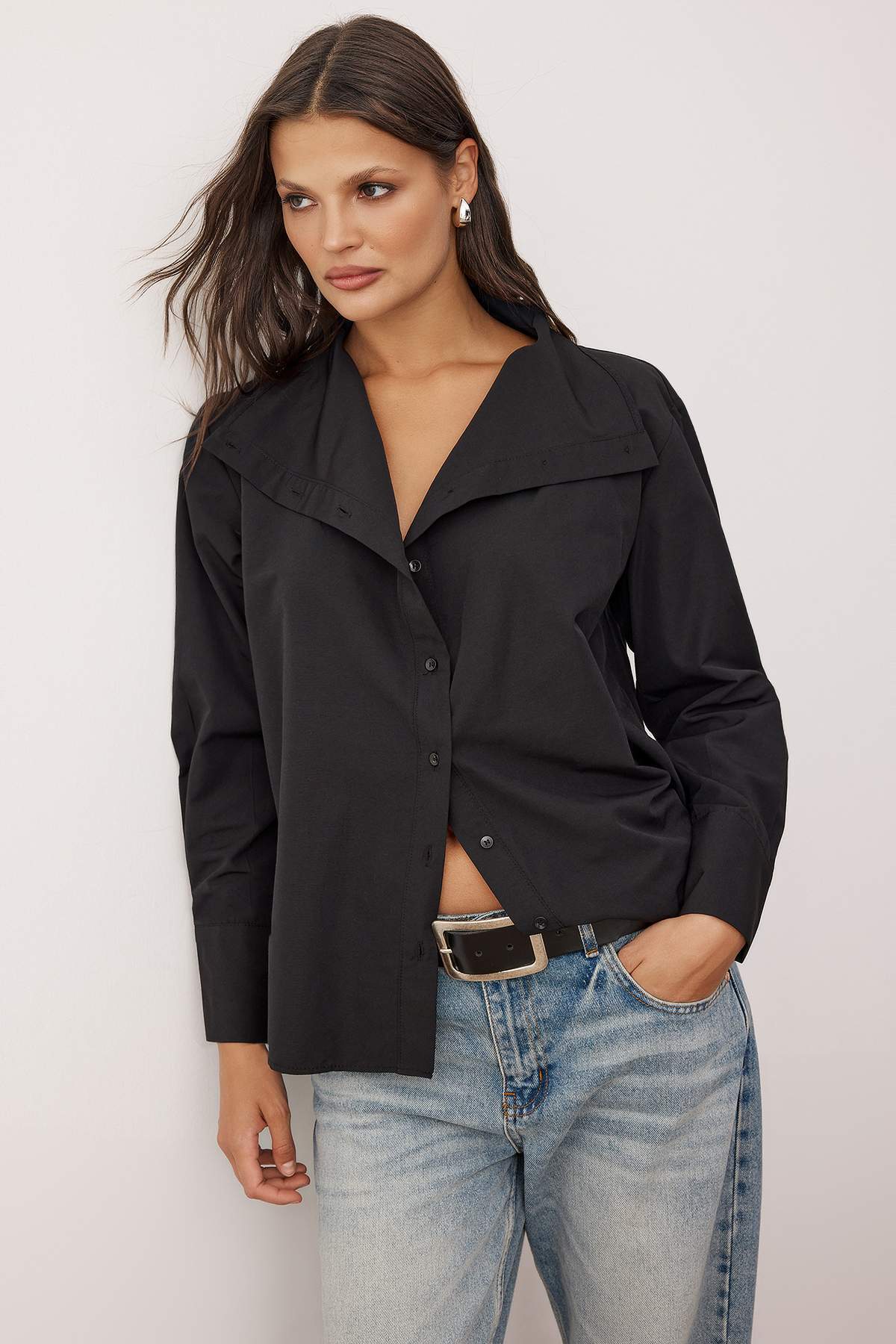 Trendyolmilla  Özel Koleksiyon Siyah Yaka Detaylı Düşük Omuz Gömlek TWOAW26GO00035 - Görsel 2