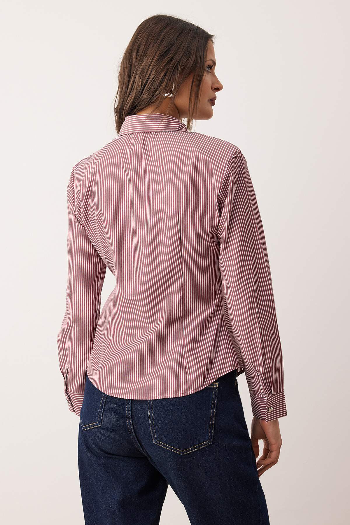 Trendyolmilla  Bordo Çok Renkli Çizgili Gümüş Düğme Detaylı Bele Oturan Vatkalı Gömlek TWOAW26GO00064 - Görsel 6