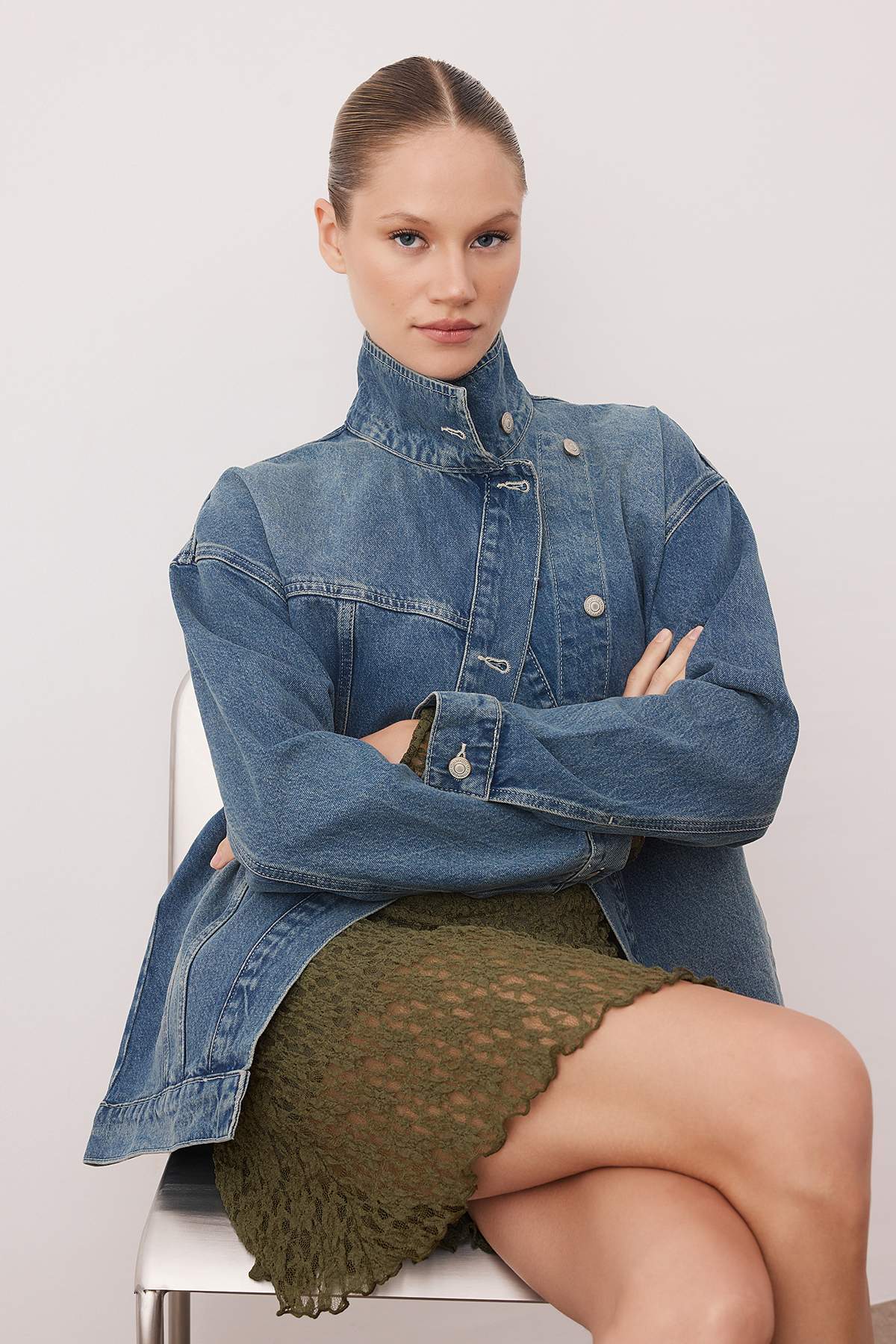 Trendyol Collection Blaue Jeansjacke mit zweireihigem Verschluss und Stehkrag...