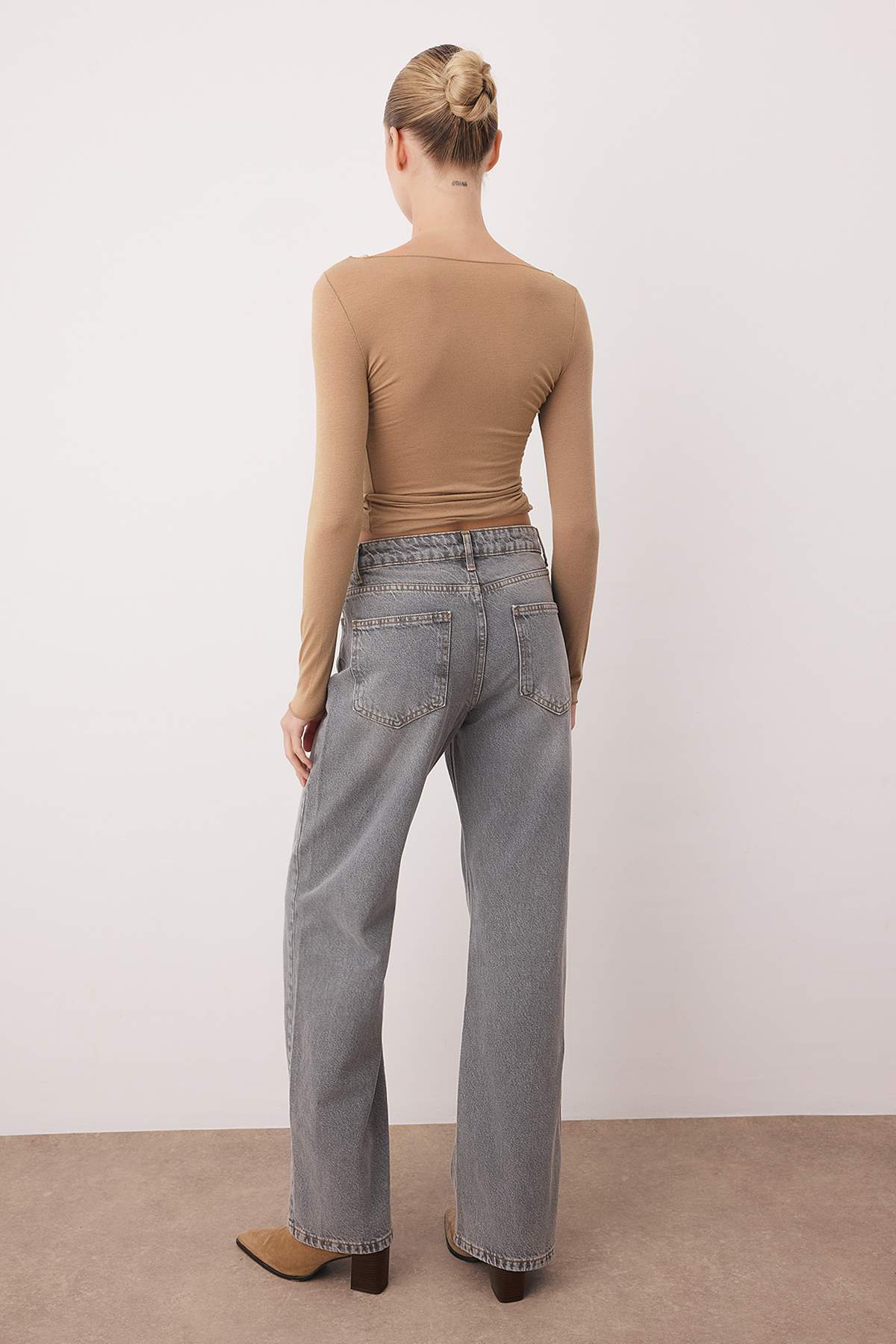 Trendyolmilla  Gri Yüksek Bel Wide Leg Jeans TWOAW26JE00007 - Görsel 4
