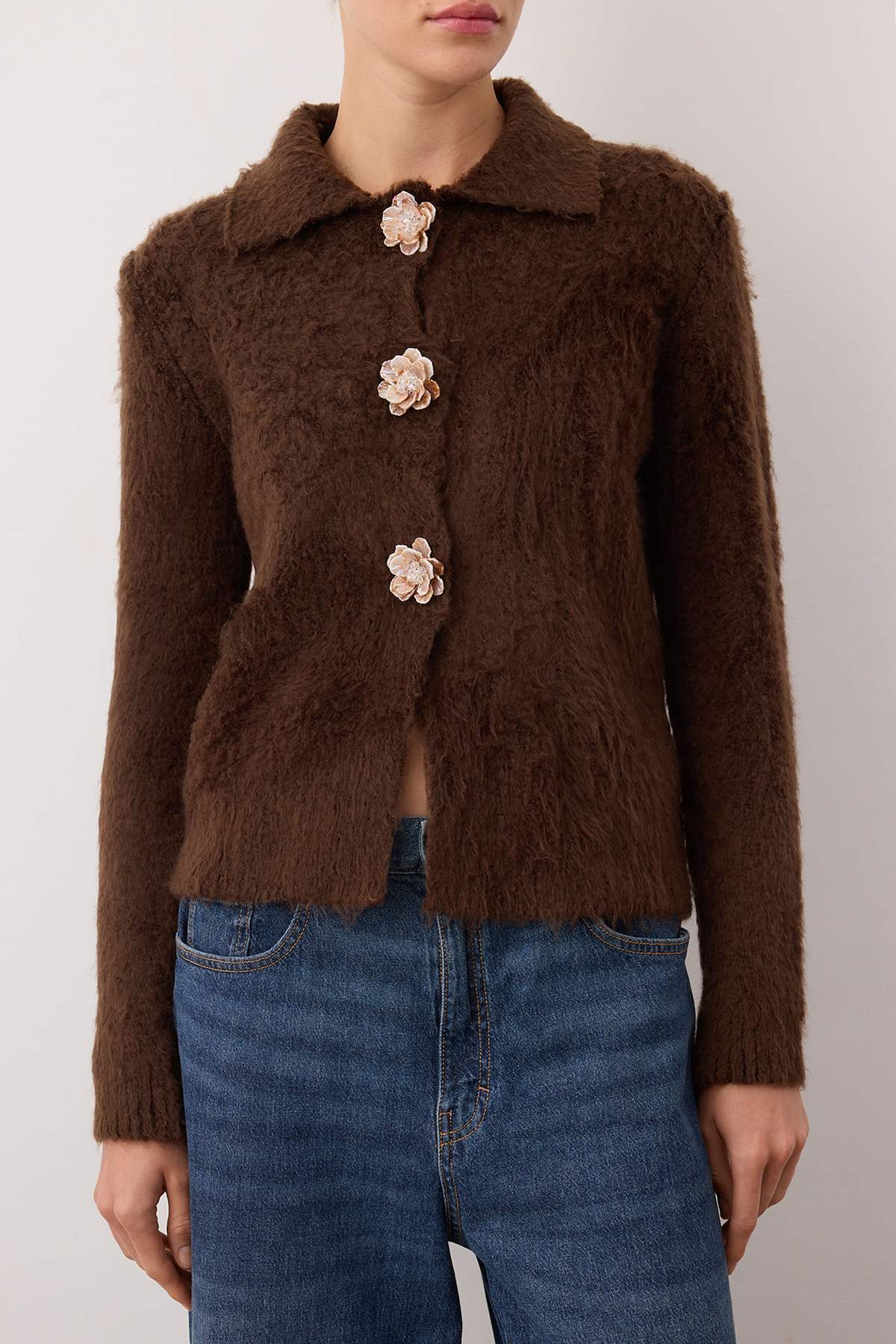 Trendyolmilla  Koyu Kahverengi Gül Düğme Detaylı Buklet İplikli Geniş Kalıp Triko Hırka TWOAW26HI00109 - Görsel 3