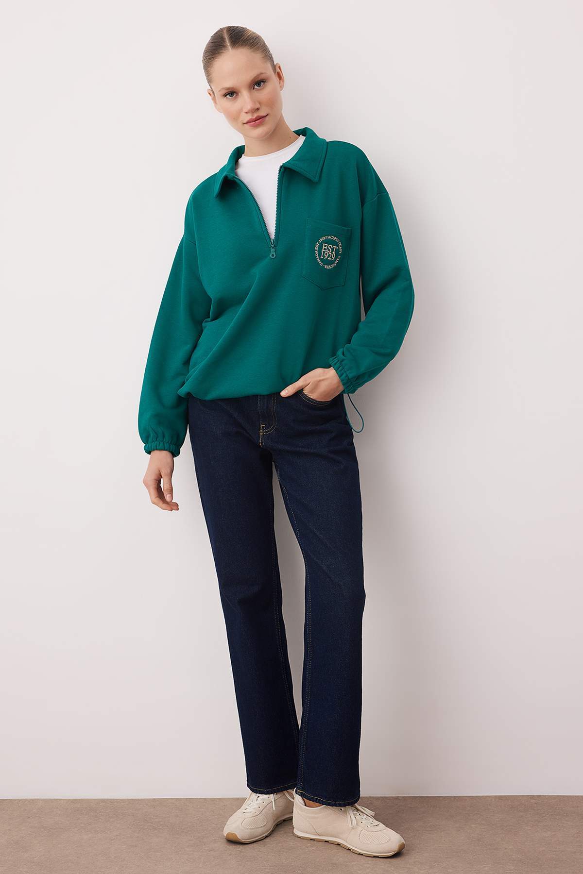 Trendyolmilla  Zümrüt Yeşili Yarım Pat Fermuarlı Nakışlı Oversize/Geniş Kalıp Örme Sweatshirt TWOAW26SW00191 - Görsel 2