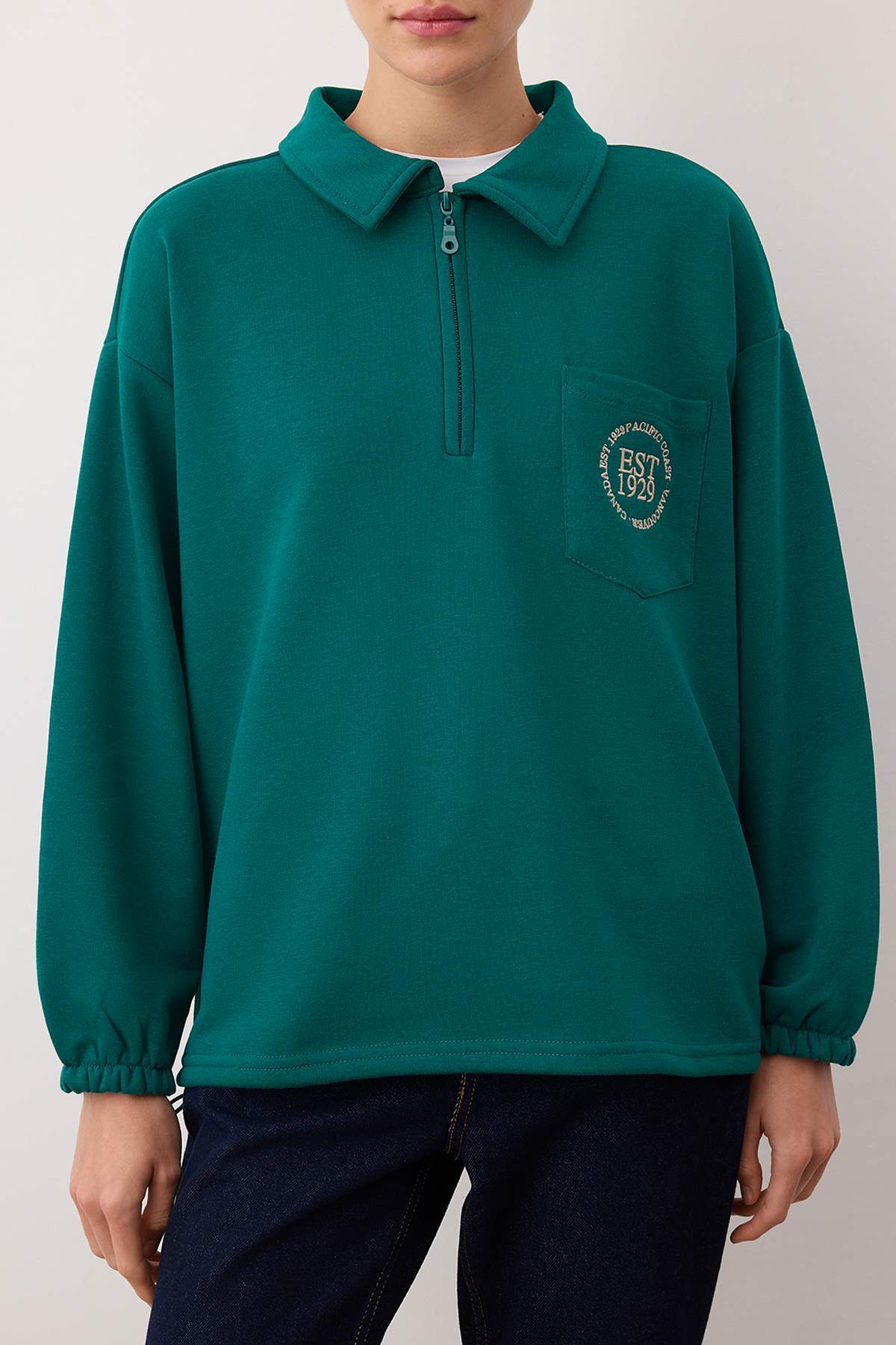 Trendyolmilla  Zümrüt Yeşili Yarım Pat Fermuarlı Nakışlı Oversize/Geniş Kalıp Örme Sweatshirt TWOAW26SW00191 - Görsel 3