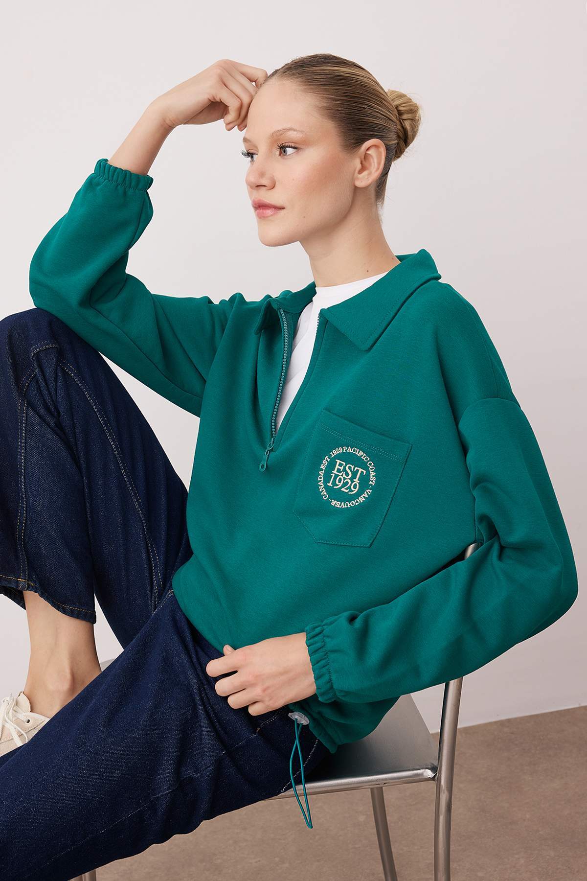 Trendyolmilla  Zümrüt Yeşili Yarım Pat Fermuarlı Nakışlı Oversize/Geniş Kalıp Örme Sweatshirt TWOAW26SW00191