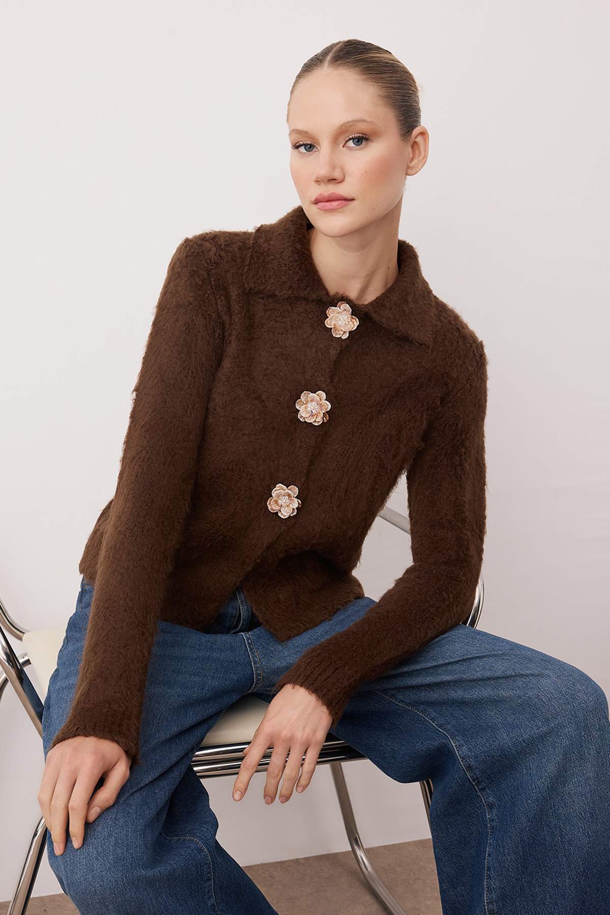 Trendyolmilla  Koyu Kahverengi Gül Düğme Detaylı Buklet İplikli Geniş Kalıp Triko Hırka TWOAW26HI00109