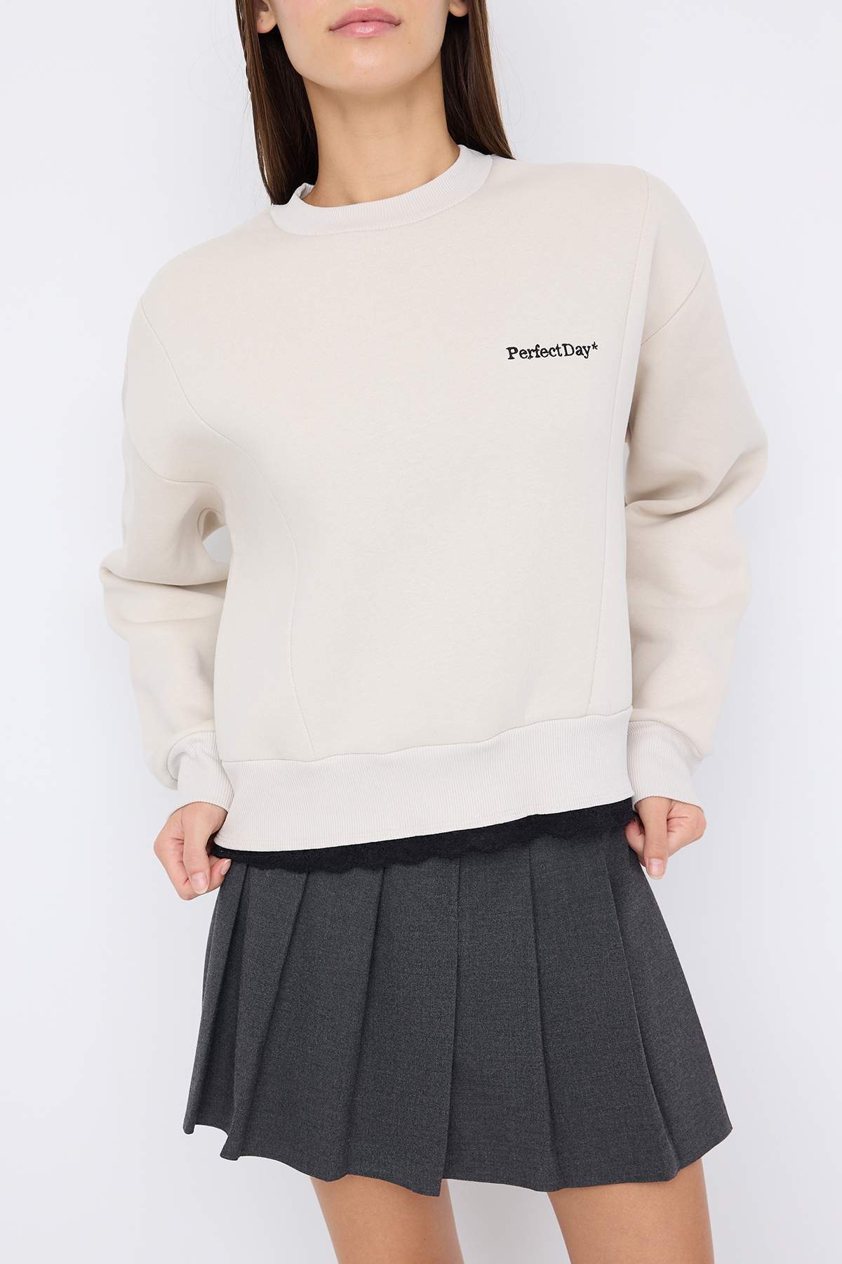 Trendyolmilla  Teen Taş Regular Dantel Detaylı Slogan Nakışlı Kalın İçi Polarlı Örme Sweatshirt TWOAW26SW00153 - Görsel 3