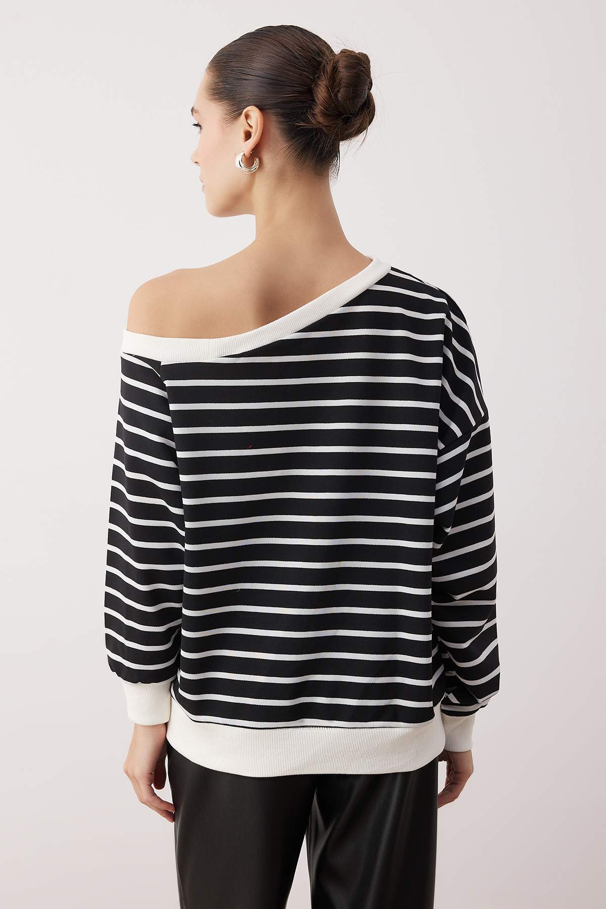Trendyolmilla  Siyah Çizgili Açık Omuzlu Oversize/Geniş Kalıp İnce Örme Sweatshirt TWOAW26SW00169 - Görsel 4