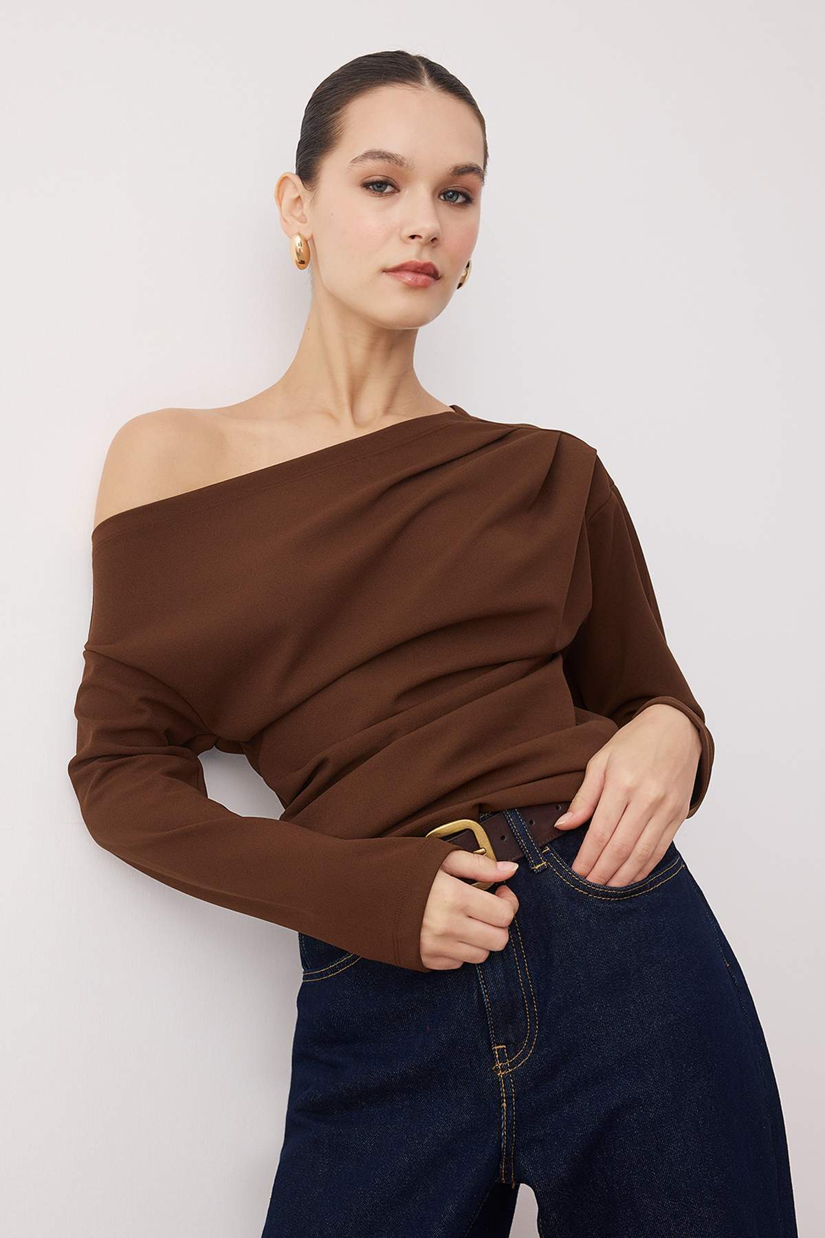 Trendyol Collection Dunkelbraune Strickbluse mit Drapierung und asymmetrischem Ausschnitt TWOAW26BZ00138