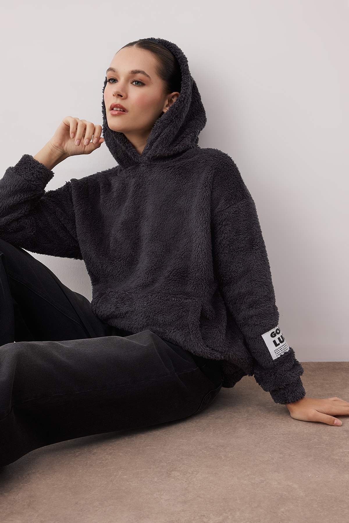 Trendyolmilla  Antrasit Peluş Etiket Detaylı Regular/Normal Kalıp Peluş Örme Sweatshirt TWOAW26SW00221 - Görsel 2