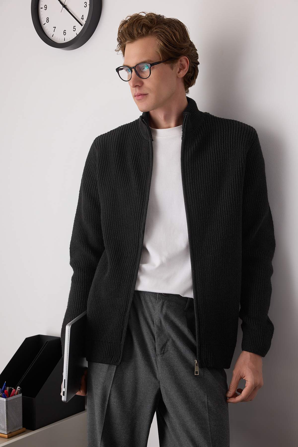 Trendyolmilla  Siyah Regular Dik Yaka Düz Fermuarlı Hırka TMNAW26HI00002