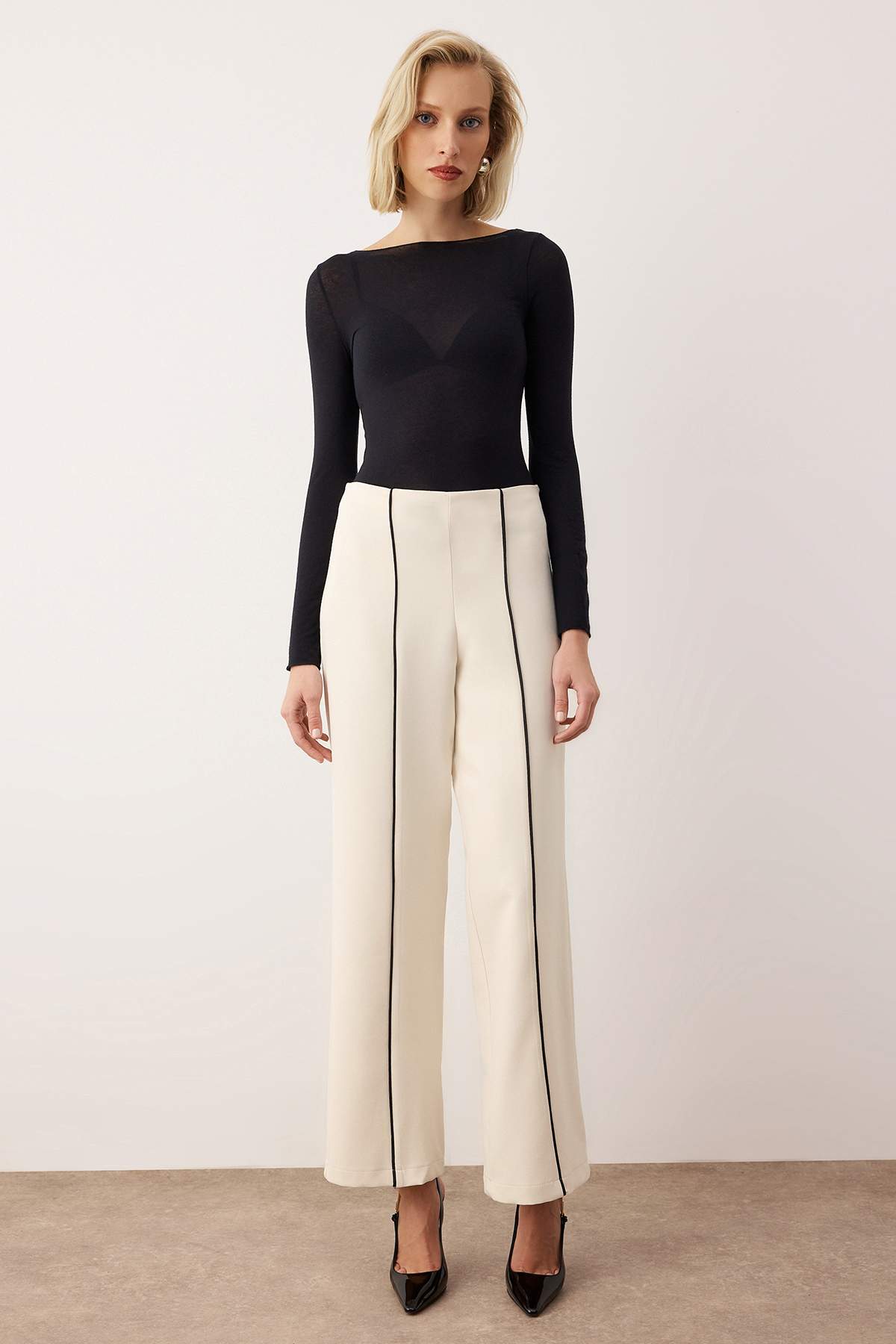 Trendyolmilla  EXCLUSIVE Özel Koleksiyon Ekru Biye Detaylı Straight/Düz Kesim Pantolon TWOAW26PL00120 - Görsel 2