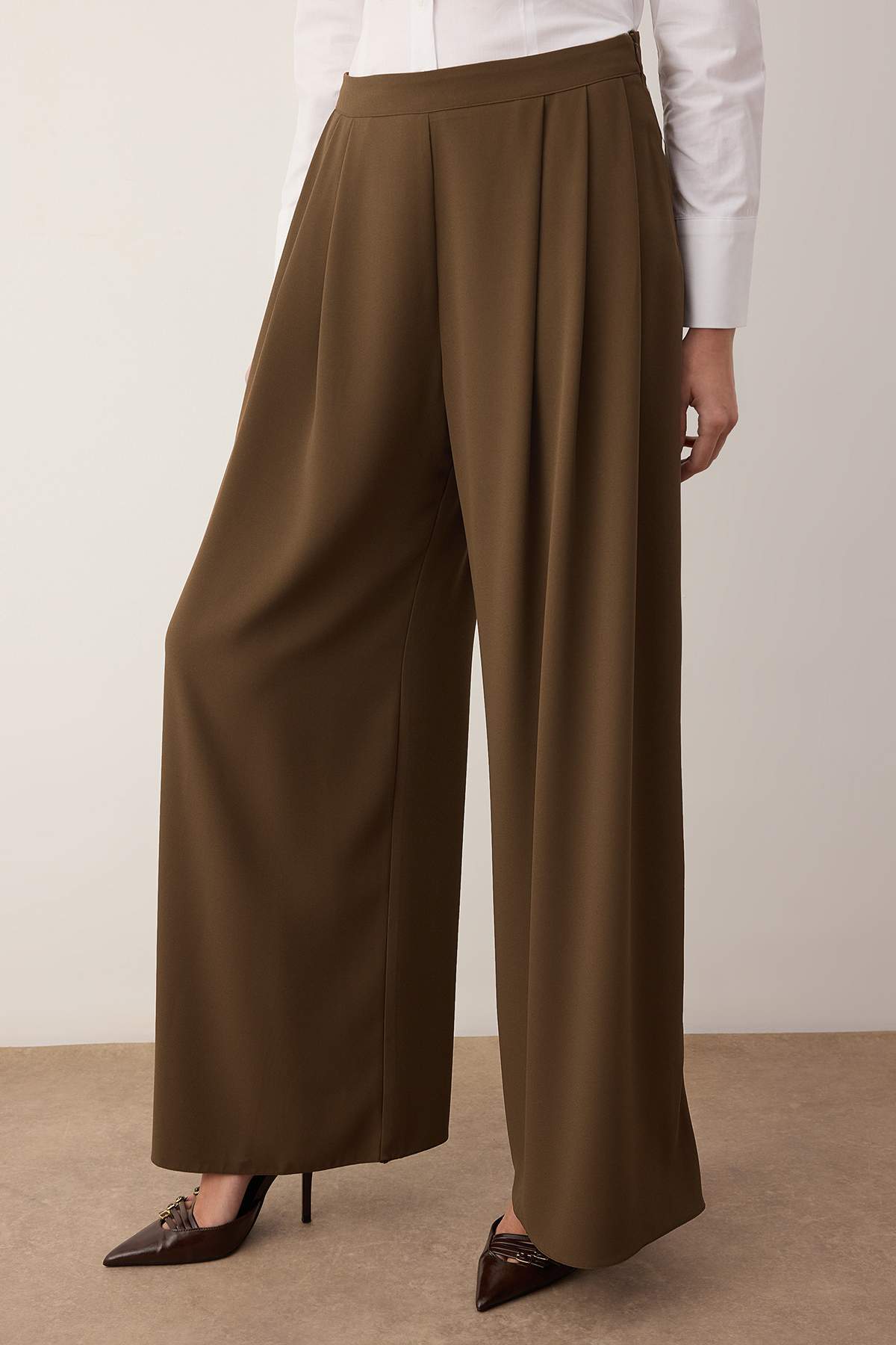 Trendyolmilla  EXCLUSIVE Açık Haki Çift Pilili Dökümlü Kumaş Extra Wide Leg Geniş Paça Pantolon TWOAW26PL00122 - Görsel 4