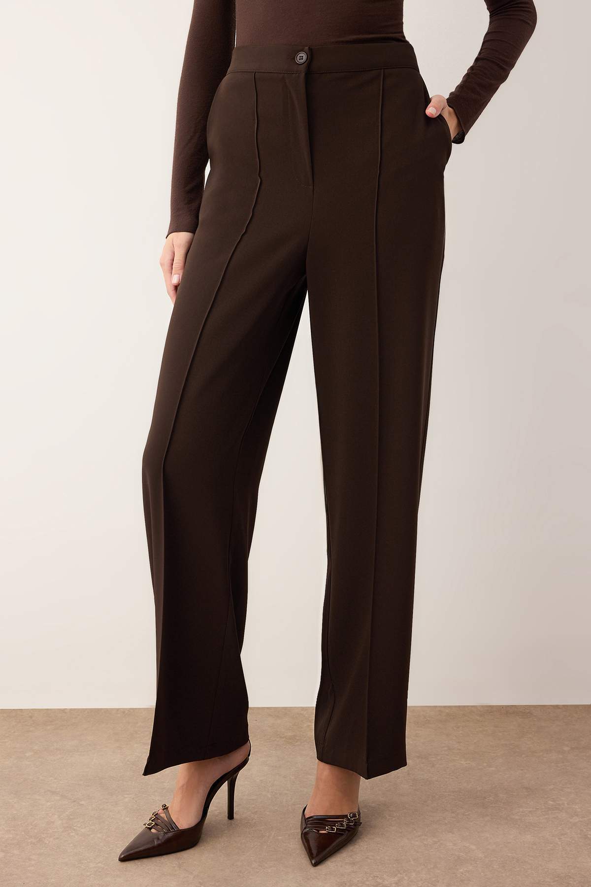 Trendyolmilla  EXCLUSIVE Özel Koleksiyon Dökümlü Kahverengi Nervürlü Wide Leg/Geniş Paça Pantolon TWOAW26PL00118 - Görsel 4