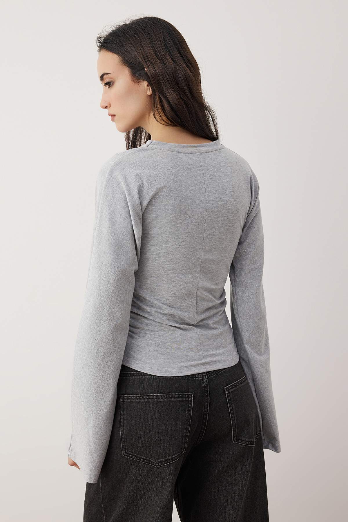 Trendyolmilla  Gri İspanyol Kol Büzgü Detaylı Regular/Normal Kalıp Örme Bluz TWOAW26BZ00293 - Görsel 4