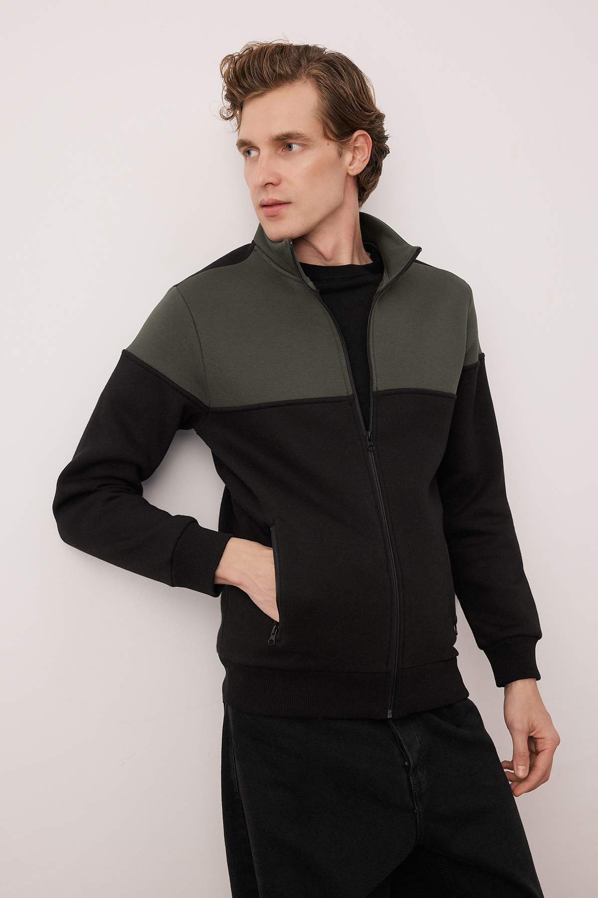 Trendyolmilla Man Yeşil-Siyah Regular Fit Uzun Kollu Dik Yaka Fermuarlı Sweatshirt TMNAW22SW0720