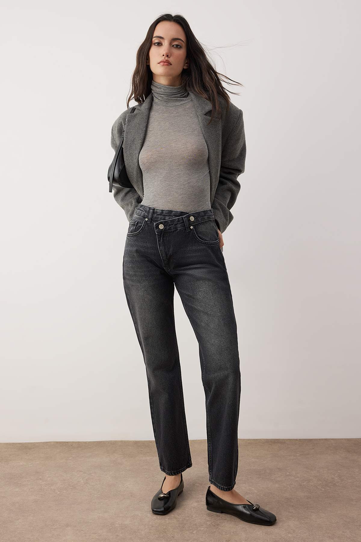 Trendyol Collection Anthrazitfarbene Jeans mit hoher Taille und asymmetrischem Verschluss an der Taille, gerader Schnitt/Röhrenbeinjeans TWOAW26JE00132