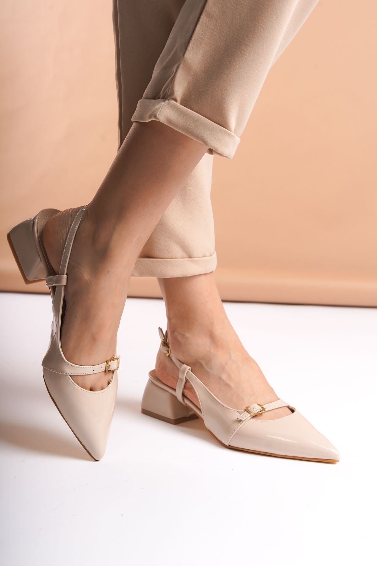 DİORİN  Kadın Mary Jane Bej Rugan Arkası Açık Sivri Burunlu Baretli Kısa Blok Topuklu Ayakkabı - Görsel 4