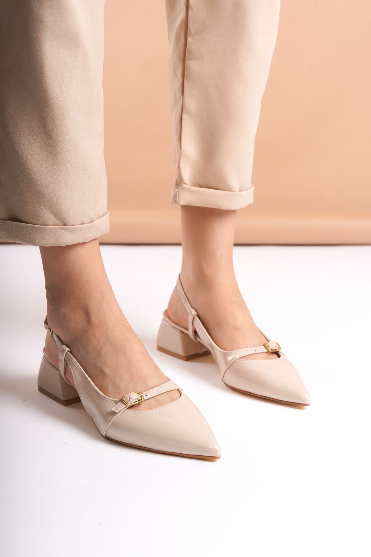 DİORİN  Kadın Mary Jane Bej Rugan Arkası Açık Sivri Burunlu Baretli Kısa Blok Topuklu Ayakkabı - Görsel 2