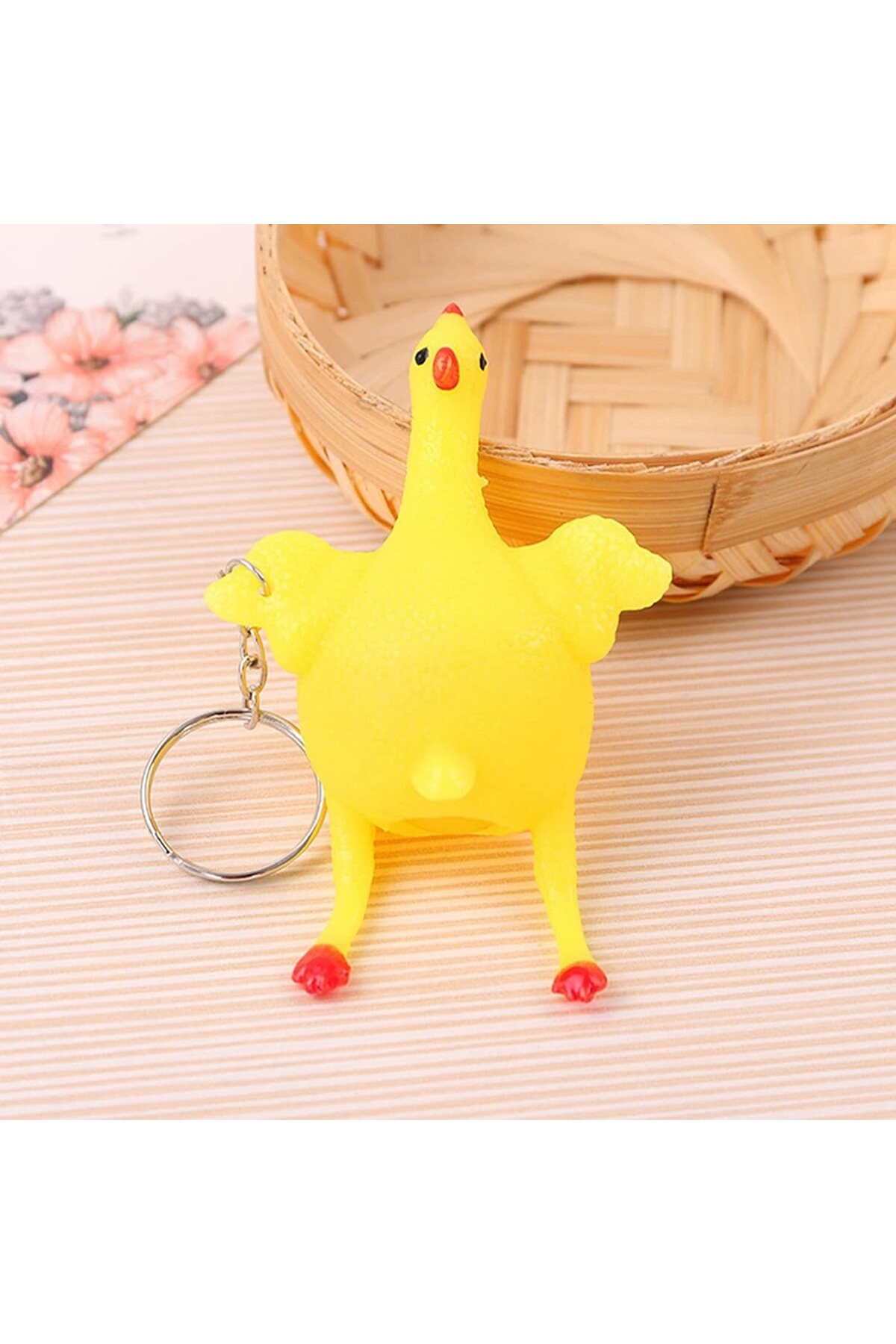 یک عدد آویز کلید مرغ در حال تخم‌گذاری – توپک فشاری نرم برای تسکین استرس و تحریک حسی
