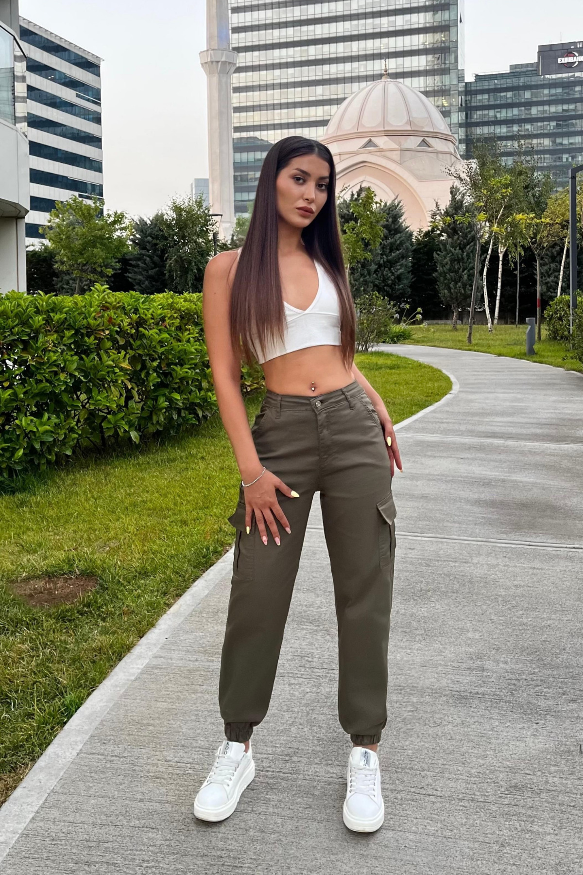 BİKELİFE Spodnie z gabardyną i kieszeniami w kolorze khaki