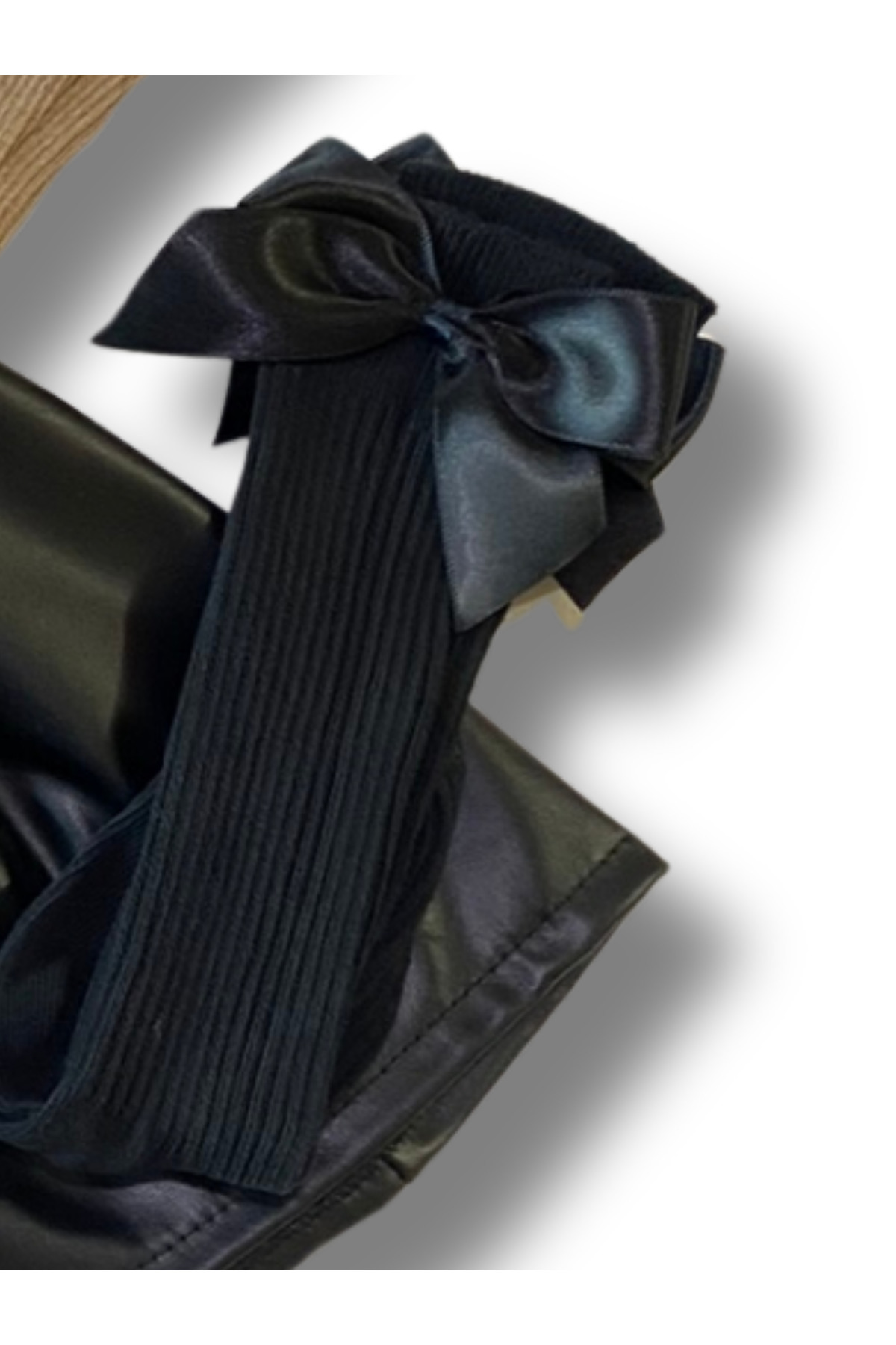 özge başaran Kız Bebek ve Kız Çocuk İçin Deri Etek Omuz Fırfırlı Sütlükahve Badi Siyah fiyonklu Çorap Seti fotoğrafı 6 (önizleme)