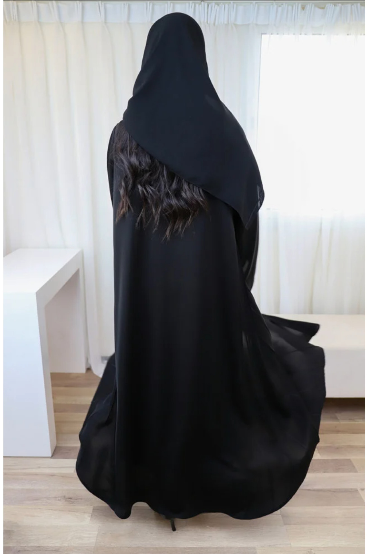 عباية نص كلوش منسوجة من قماش انترنت بقيطان اسود يا...