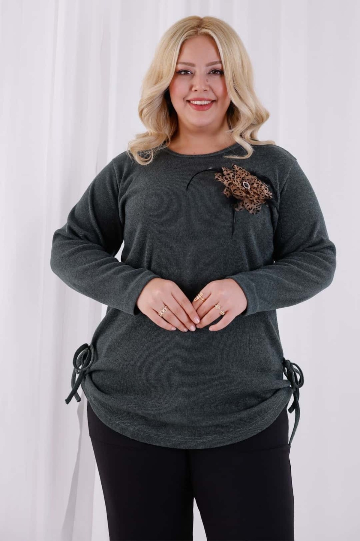 tarzımsüper Kadın Büyük Beden Çiçek Detaylı Yanları Büzgülü Yumuşak Dokulu Triko Bluz