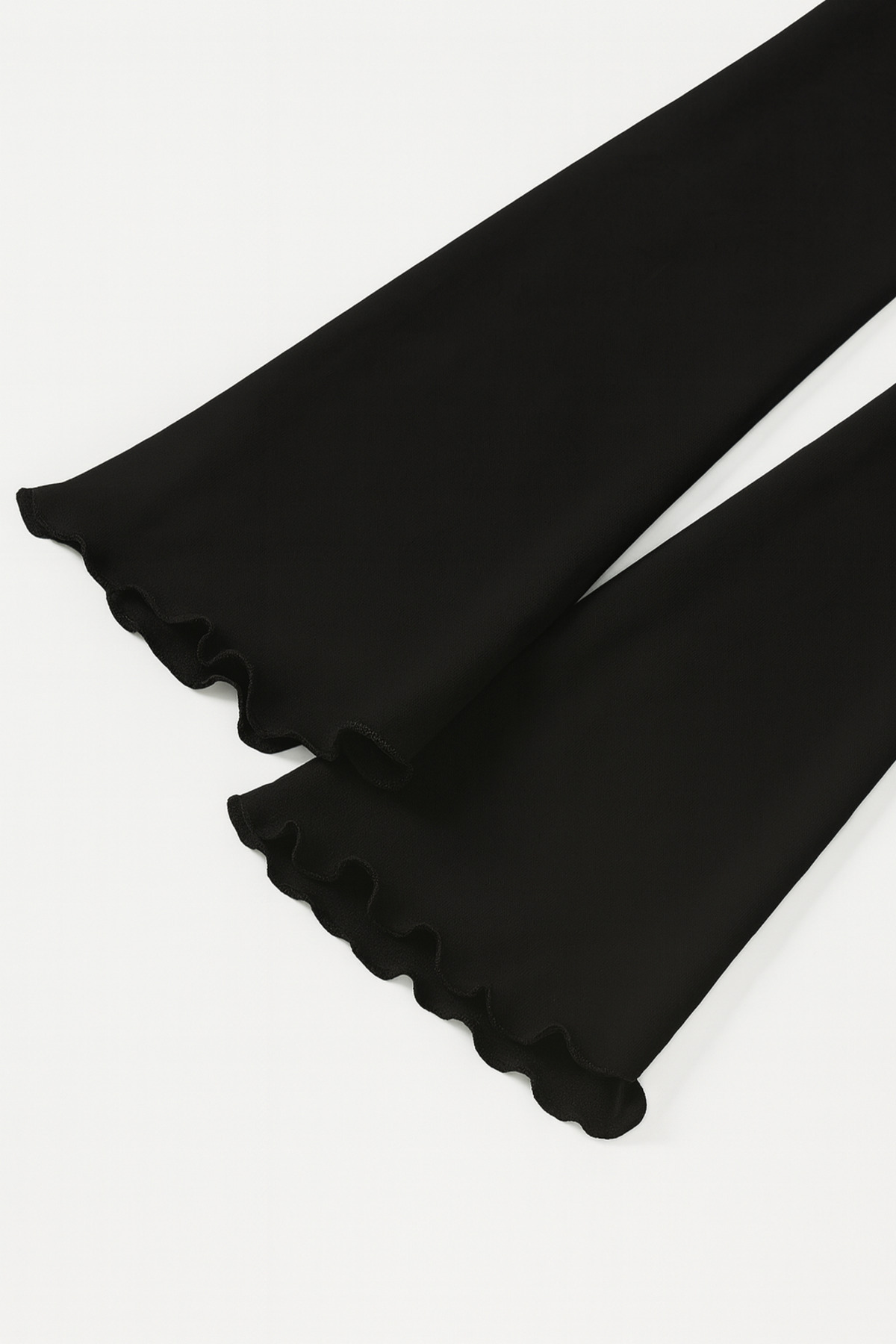 Wild Flower Bluză neagră cu guler rotund, cu detaliu drapat, cu mâneci spaniole, asortată la hijab