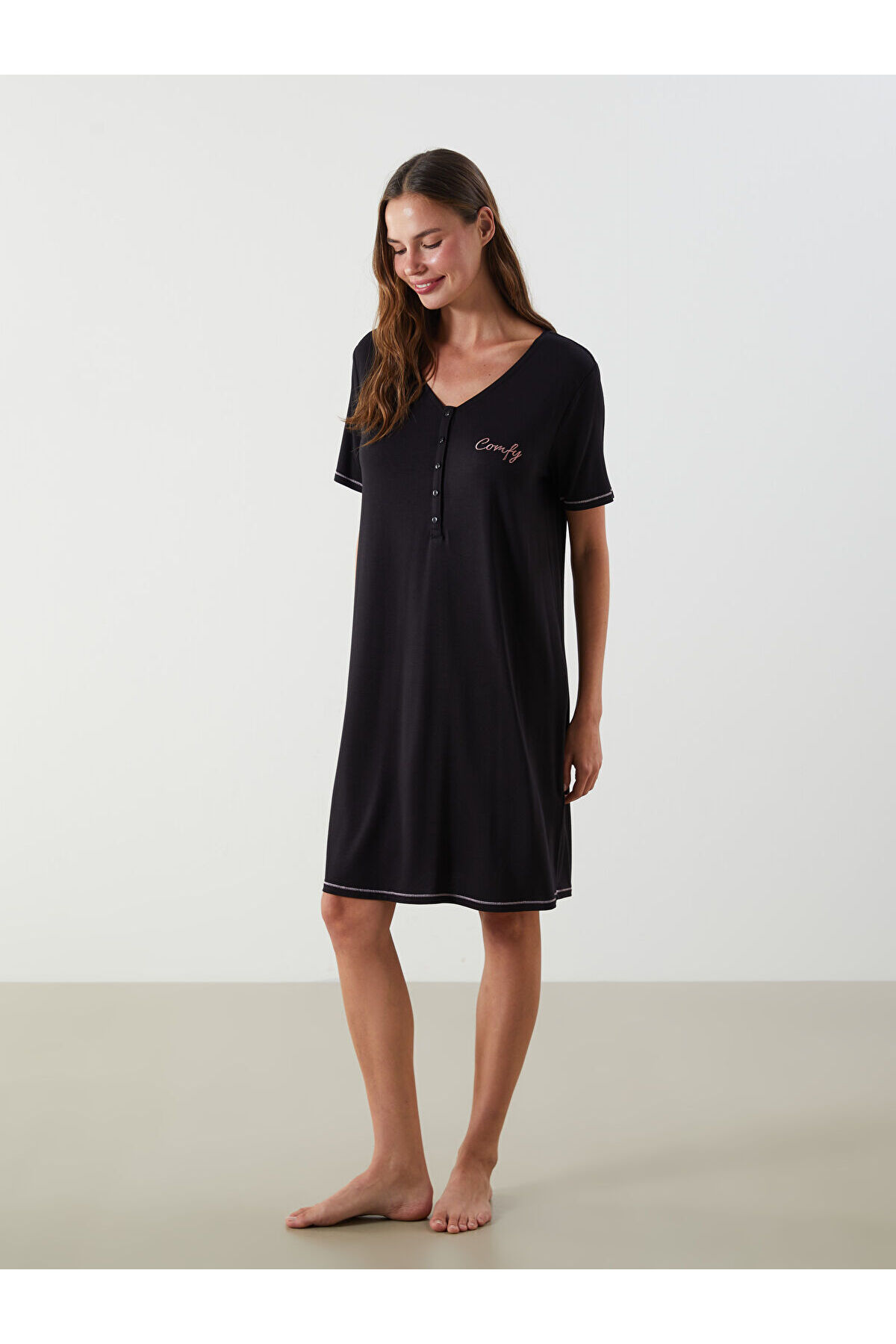 LC Waikiki V Yaka Nakışlı Kısa Kollu Kadın Gecelik