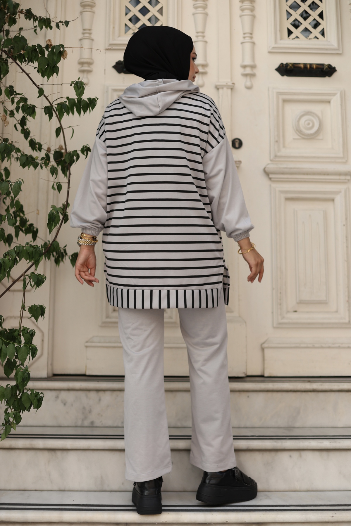 Genel Markalar Moda Efsa Tesettür Giyim Kapüşonlu ve Önü Yarım Fermuarlı Çizgili 2 İplik Pantalon İle Tunik Takım görsel 2