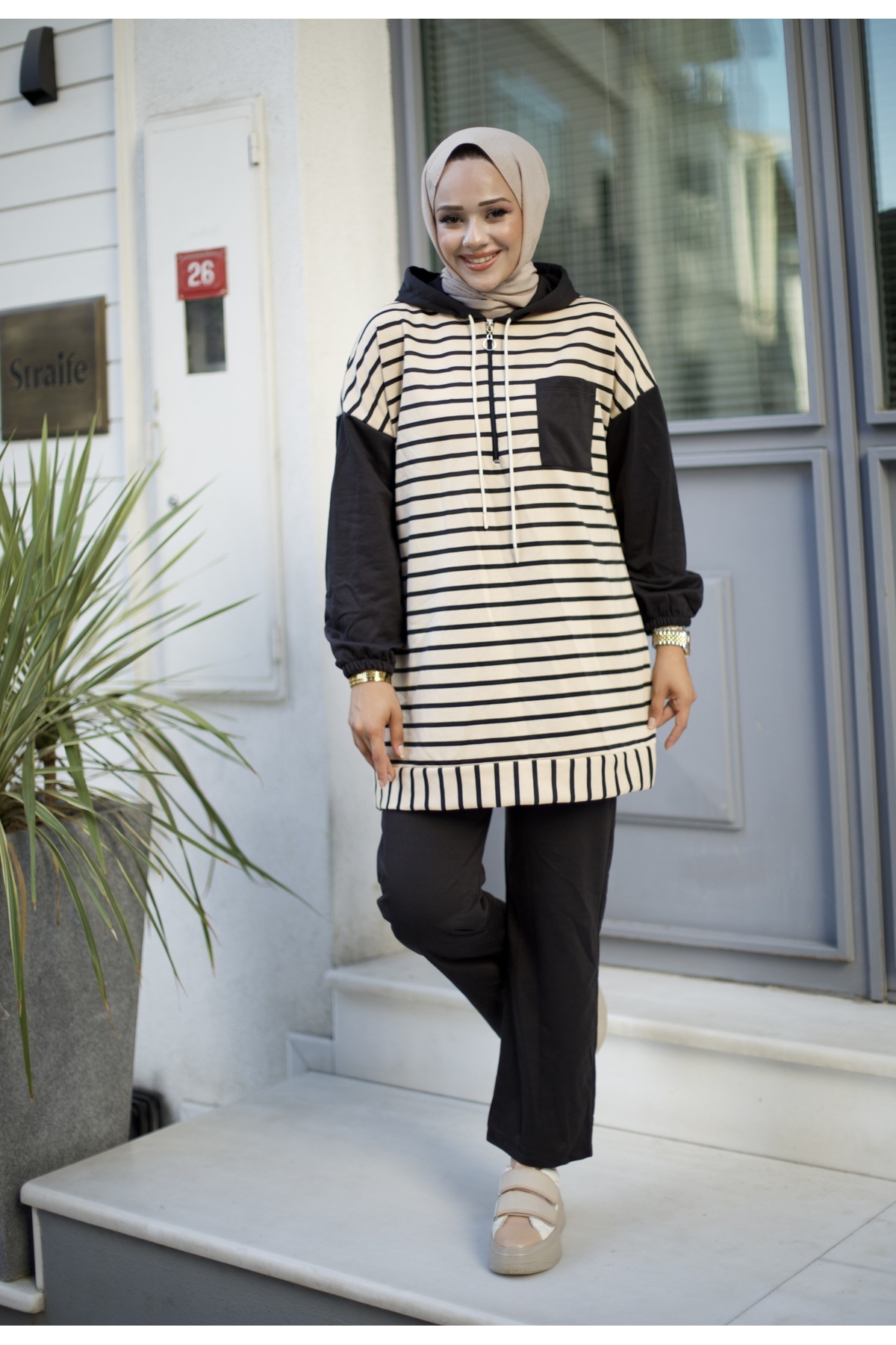 HİRA LİFE FASHİON Moda Efsa Tesettür Giyim Kapüşonlu ve Önü Yarım Fermuarlı Çizgili 2 İplik Pantalon İle Tunik Takım görsel 7