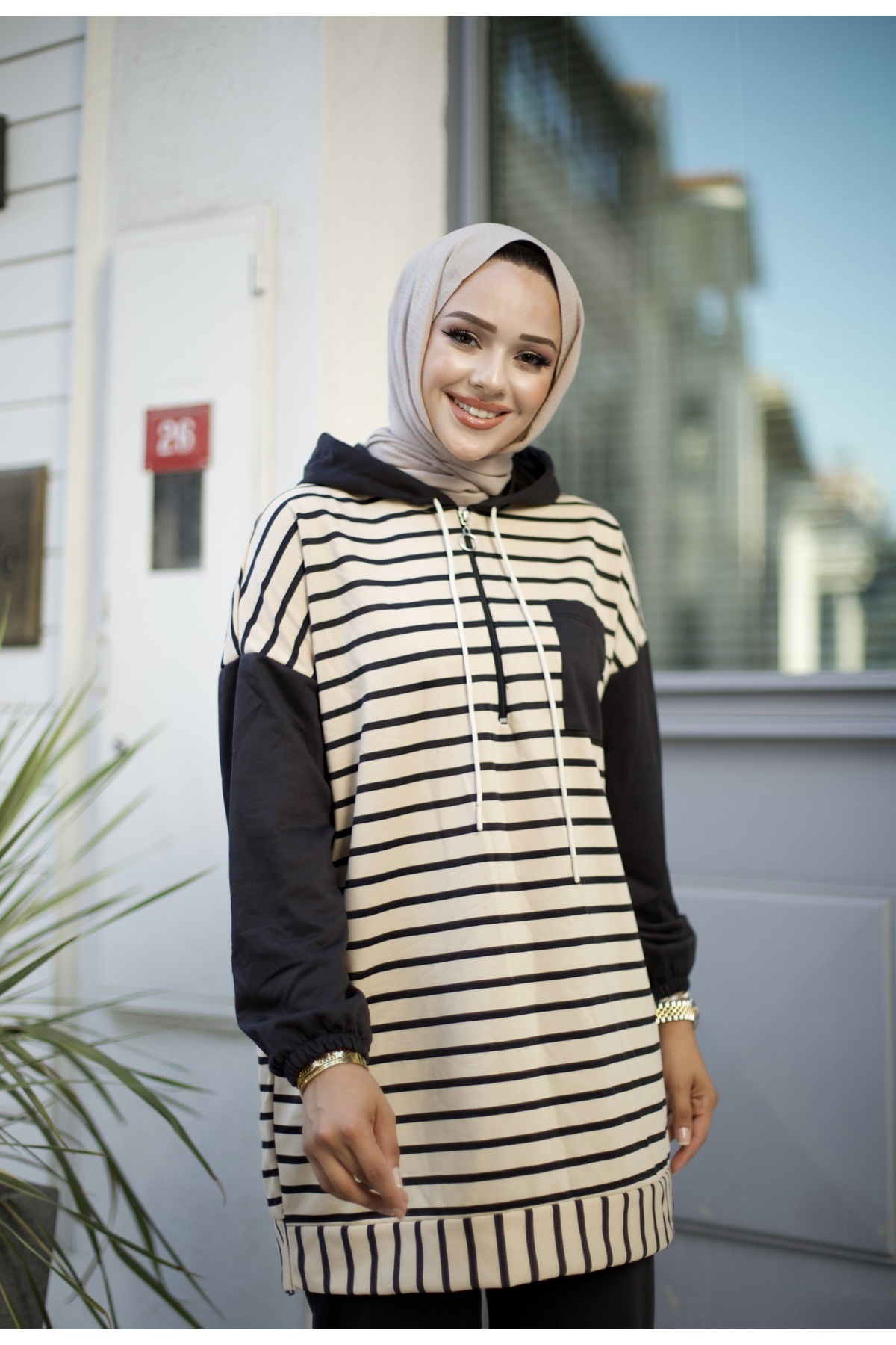 HİRA LİFE FASHİON Moda Efsa Tesettür Giyim Kapüşonlu ve Önü Yarım Fermuarlı Çizgili 2 İplik Pantalon İle Tunik Takım görsel 3
