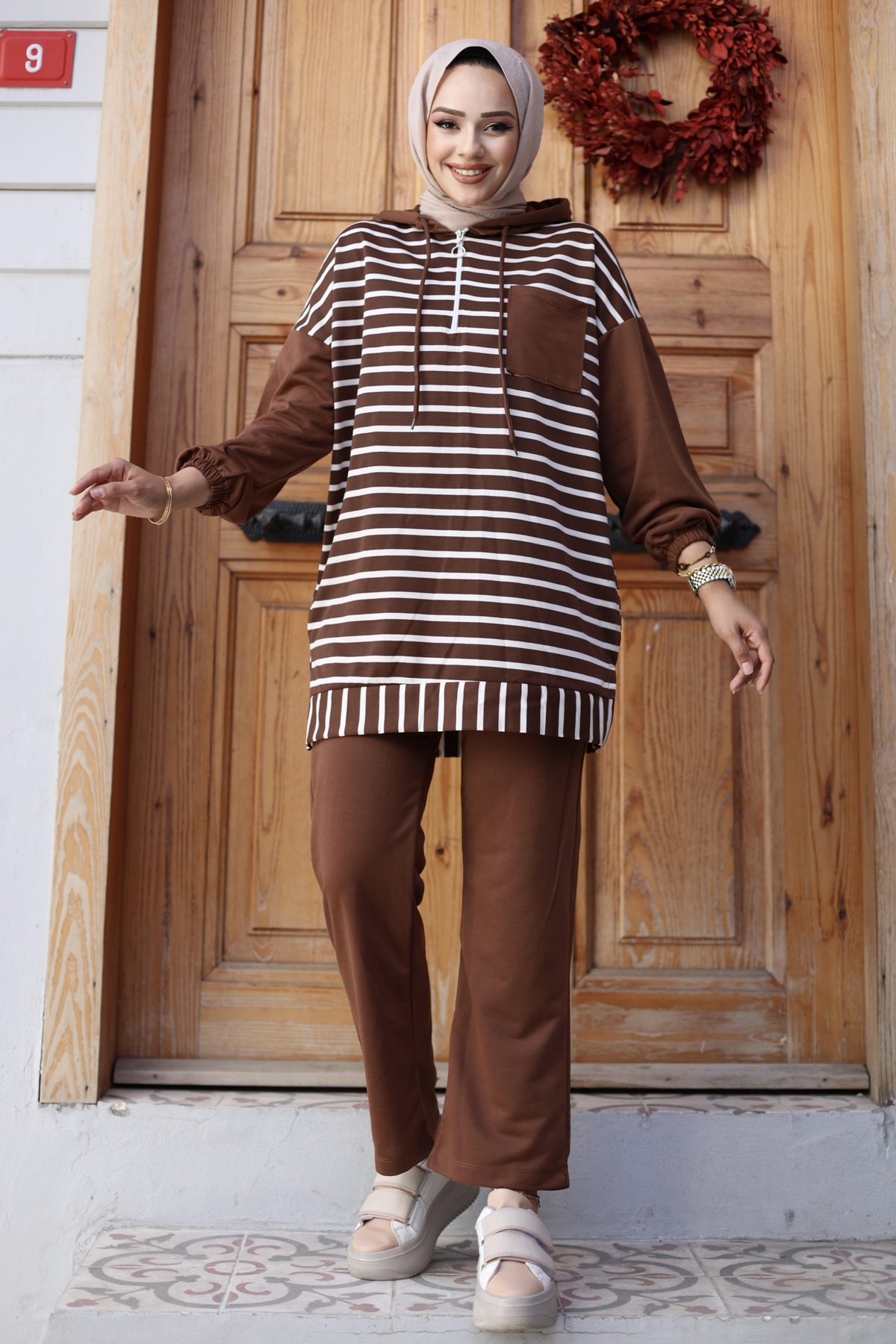 Genel Markalar Moda Efsa Tesettür Giyim Kapüşonlu ve Önü Yarım Fermuarlı Çizgili 2 İplik Pantalon İle Tunik Takım görsel 4