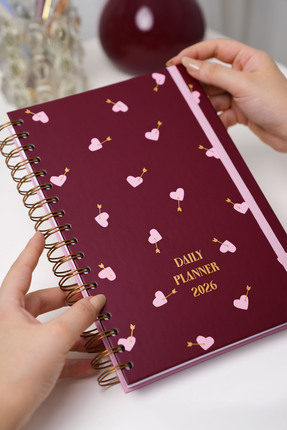 Matt Notebook 2026 Yılı Günlük Spiralli Ajanda 16x24 cm - 12 Aylık Kalpler