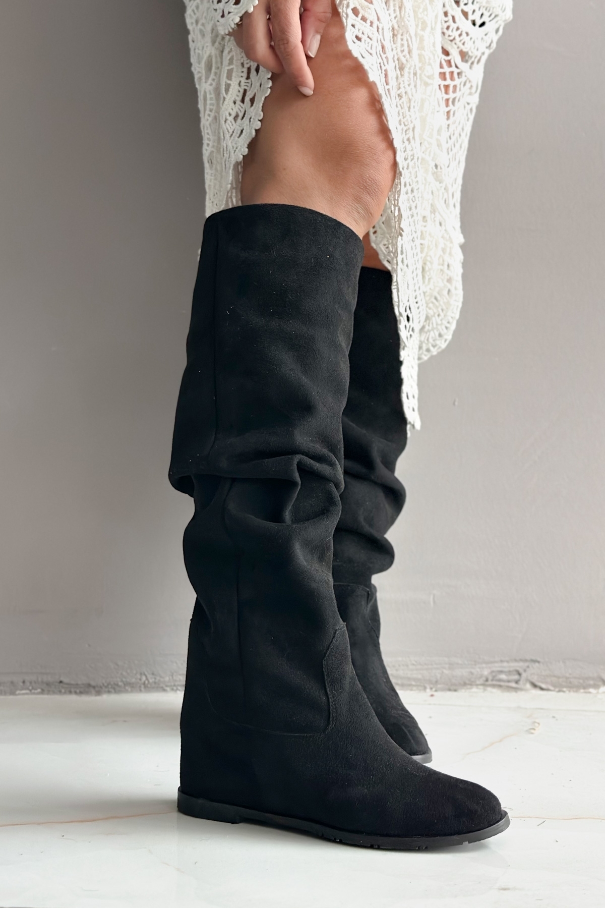 Shoebutik  Nora Siyah Süet Gizli Dolgu Topuk Kadın Çizme - Görsel 3