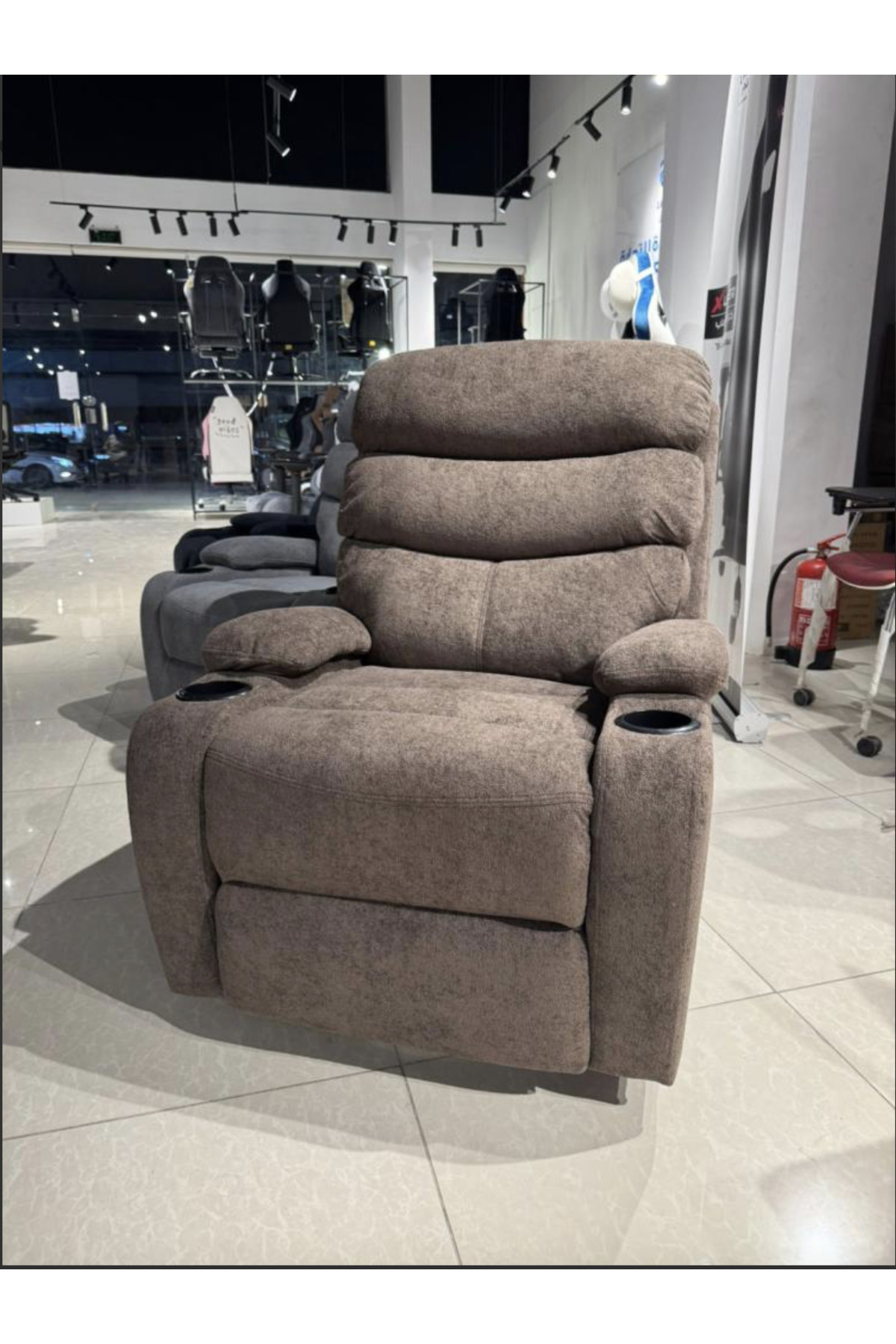 ALTIS كرسي استرخاء ثابت فاخر - تصميم أنيق وداعم باللون البني I