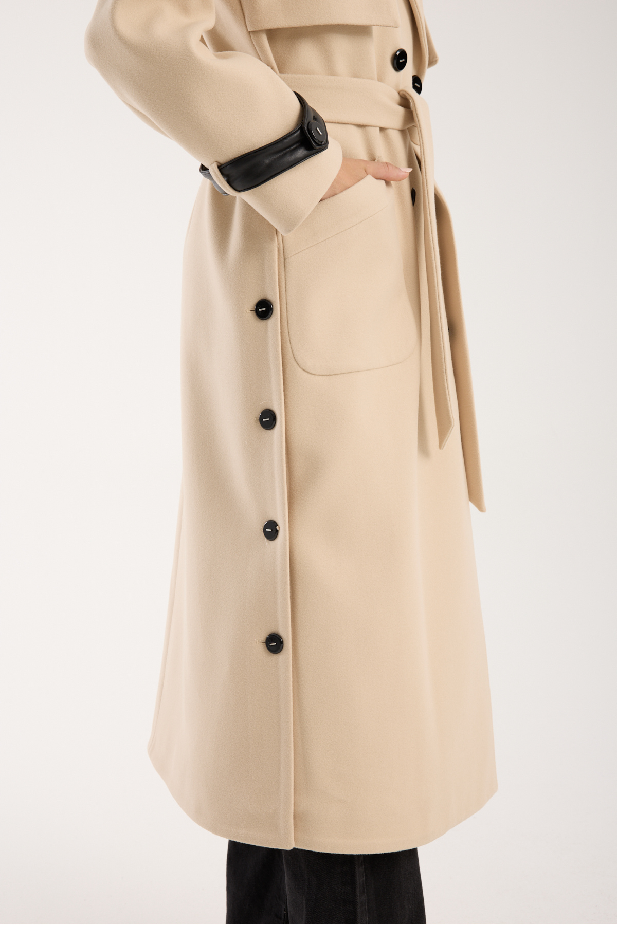 ŞEYDA ERTEM  BEJ RENK DERİ DETAYLI YÜNLÜ KAŞE UZUN MANTO - Görsel 6