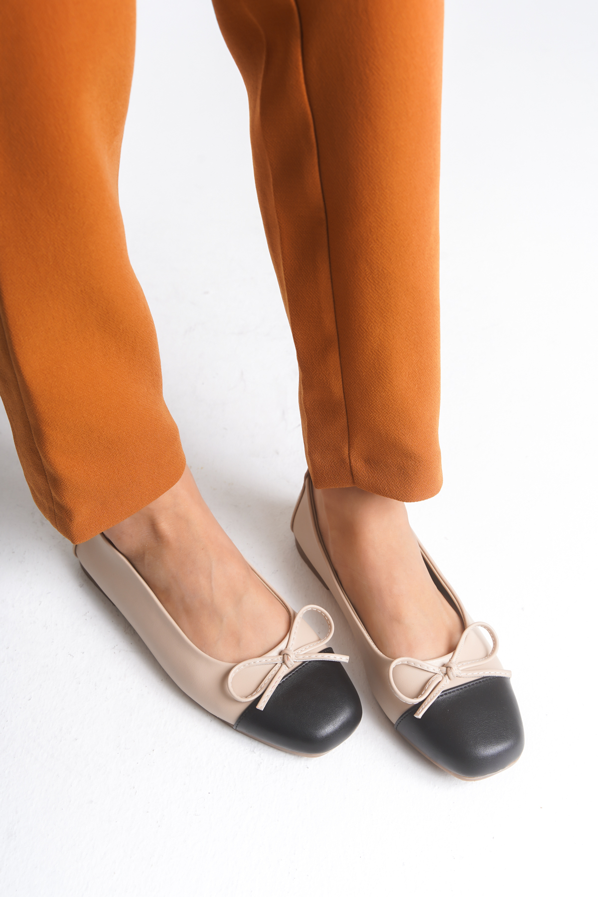 Ayakkabı Delisiyim  Bej Siyah Deri Kadın Babet Fiyonk Tokalı Yuvarlak Burun Rahat Kaymaz Tabanlı Ayakkabı Emma - Görsel 4