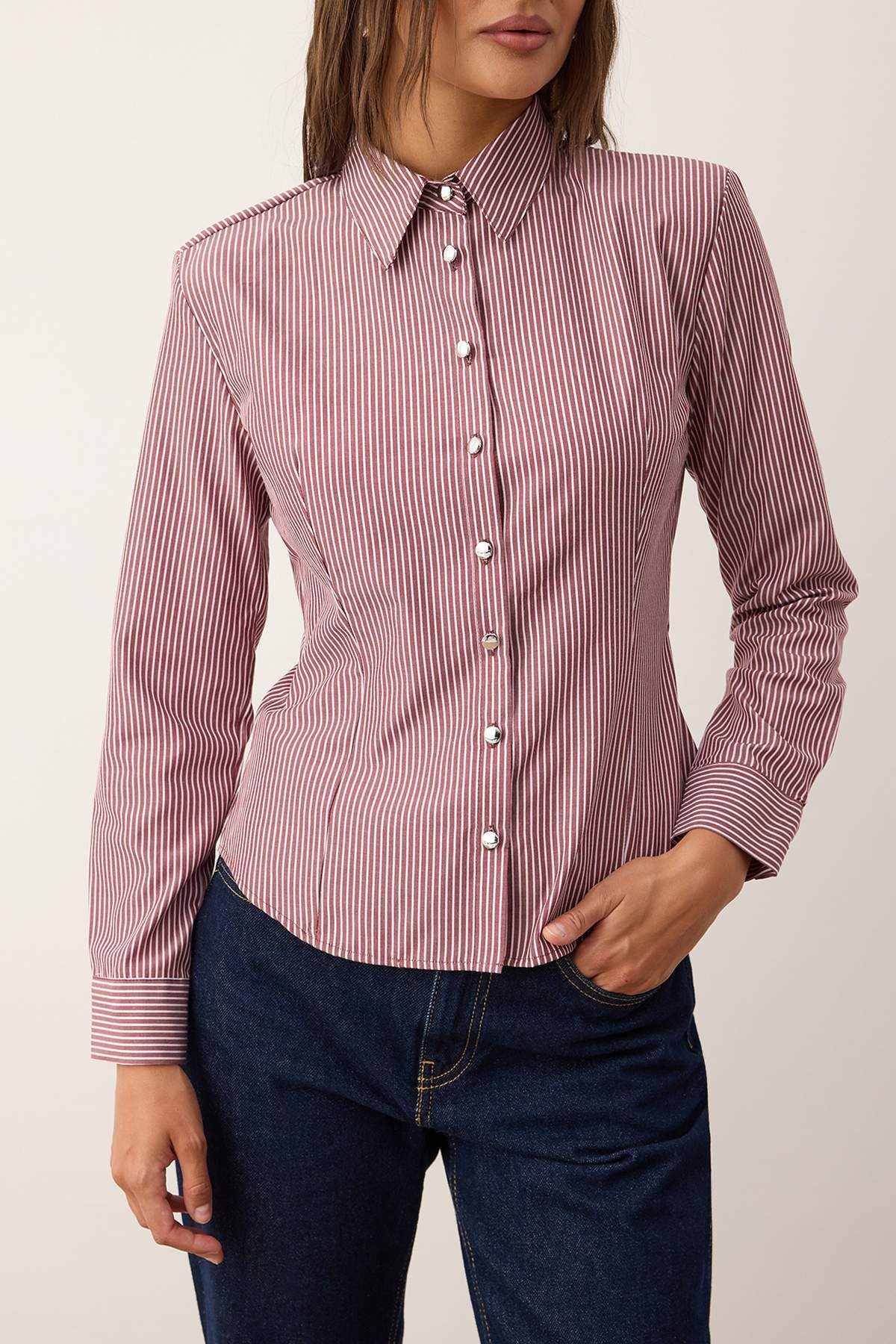 Trendyolmilla  Bordo Çok Renkli Çizgili Gümüş Düğme Detaylı Bele Oturan Vatkalı Gömlek TWOAW26GO00064 - Görsel 5