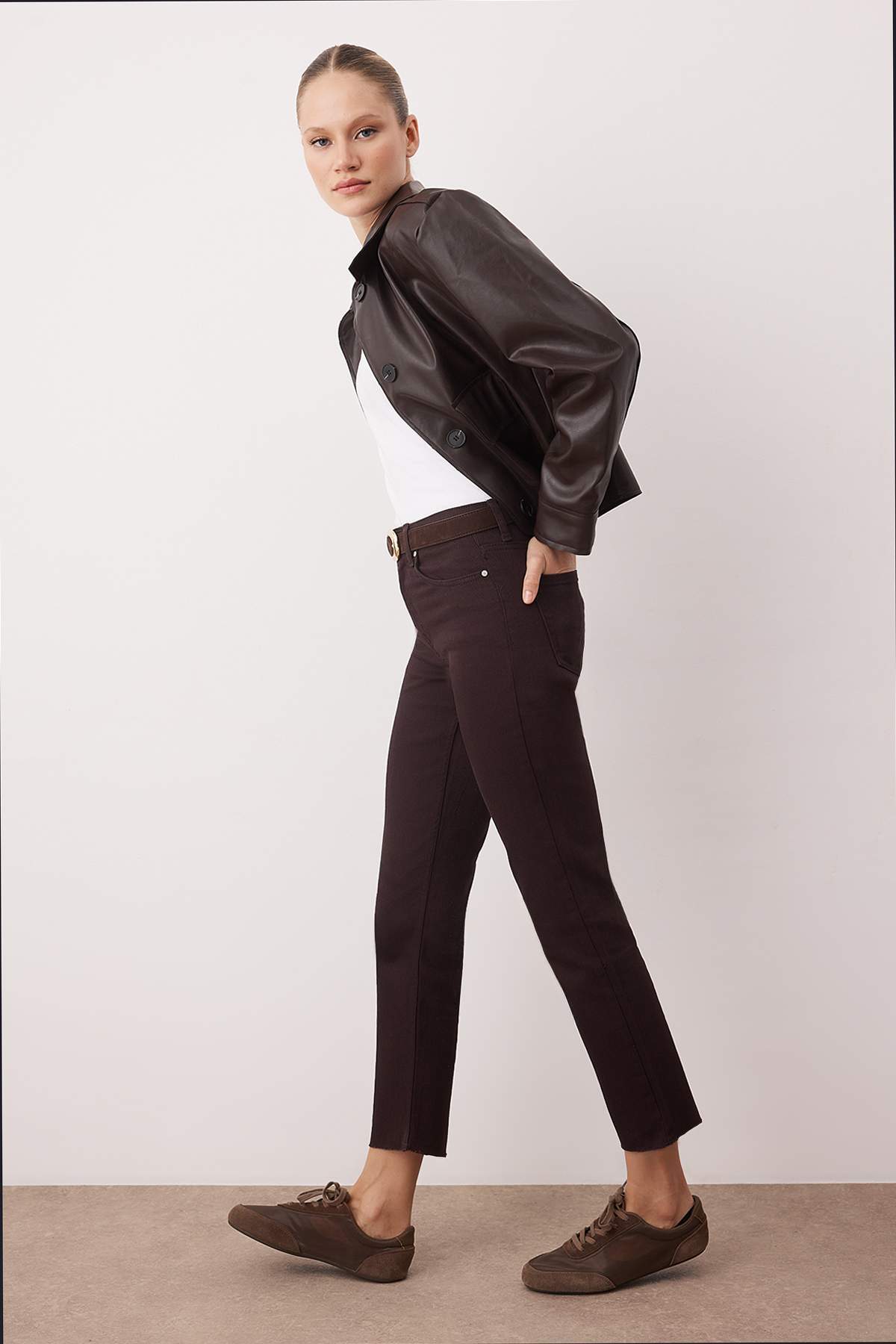 Trendyol Collection Braune Mom-Jeans mit hohem Bund und Cut-Outs am Beinabschnitt, NEU, TWOAW26JE00026