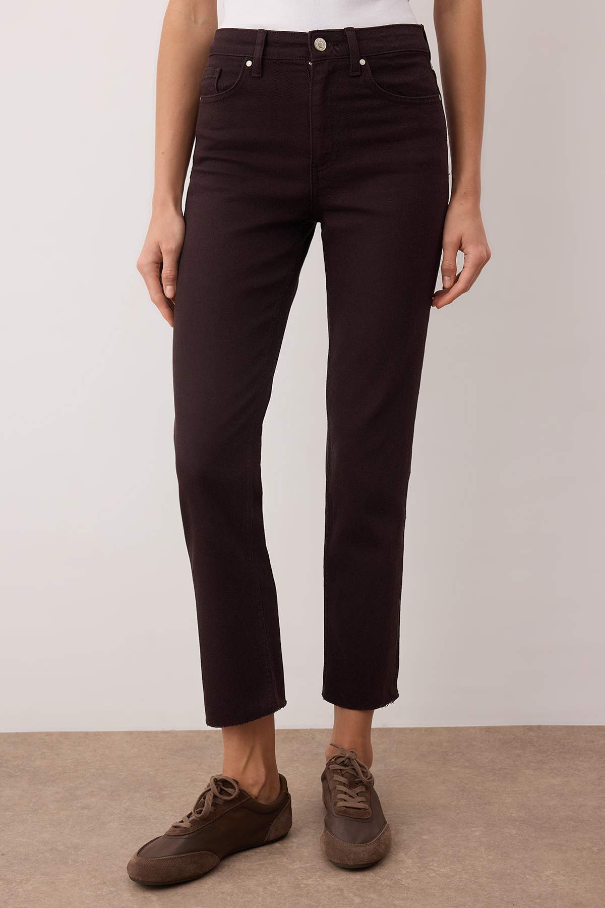 Trendyol Collection Braune Mom-Jeans mit hohem Bund und Cut-Outs am Beinabschnitt, NEU, TWOAW26JE00026