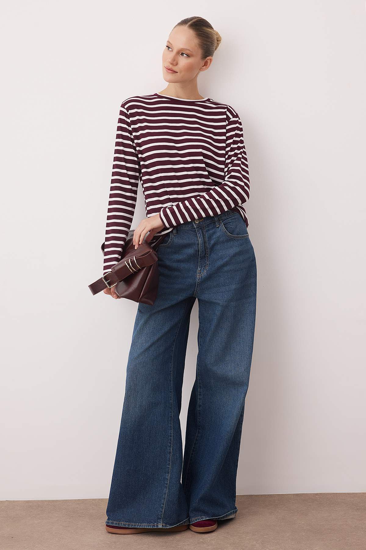 Trendyolmilla  Mürdüm-Ekru Çizgili Regular/Normal Kalıp Basic Bisiklet Yaka Örme T-Shirt TWOAW23TS00002 - Görsel 2